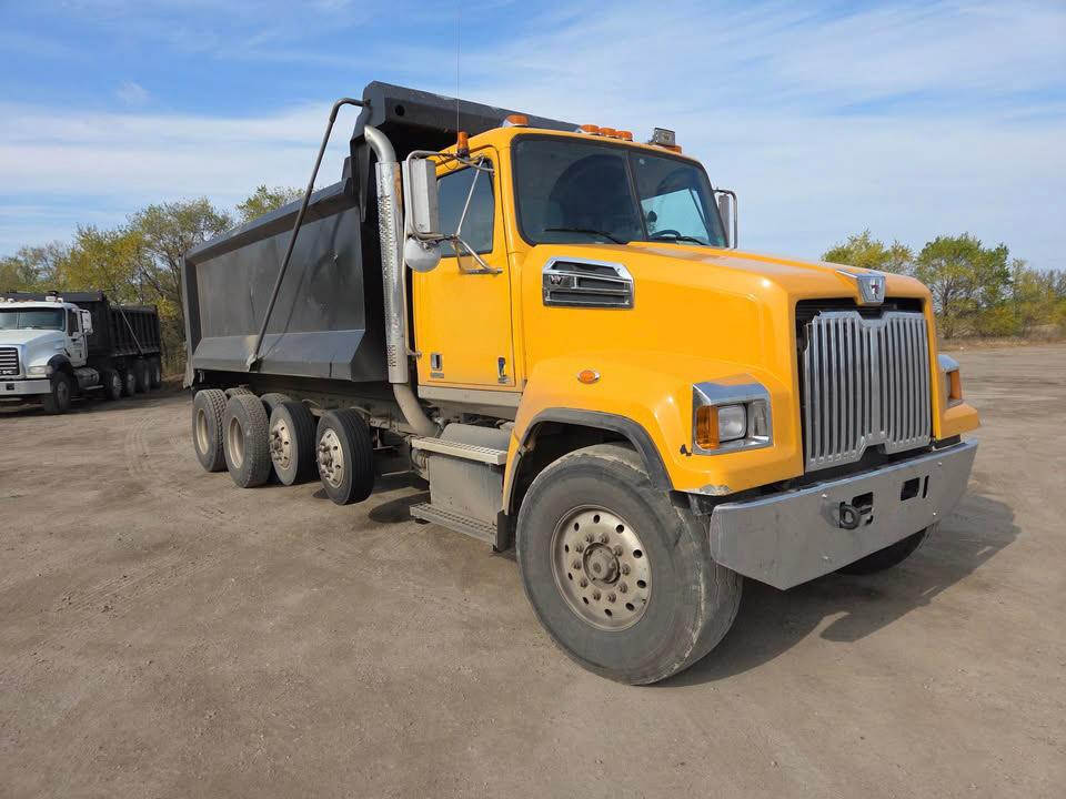 2016 Western Star 4700 Dump Truck - image 2