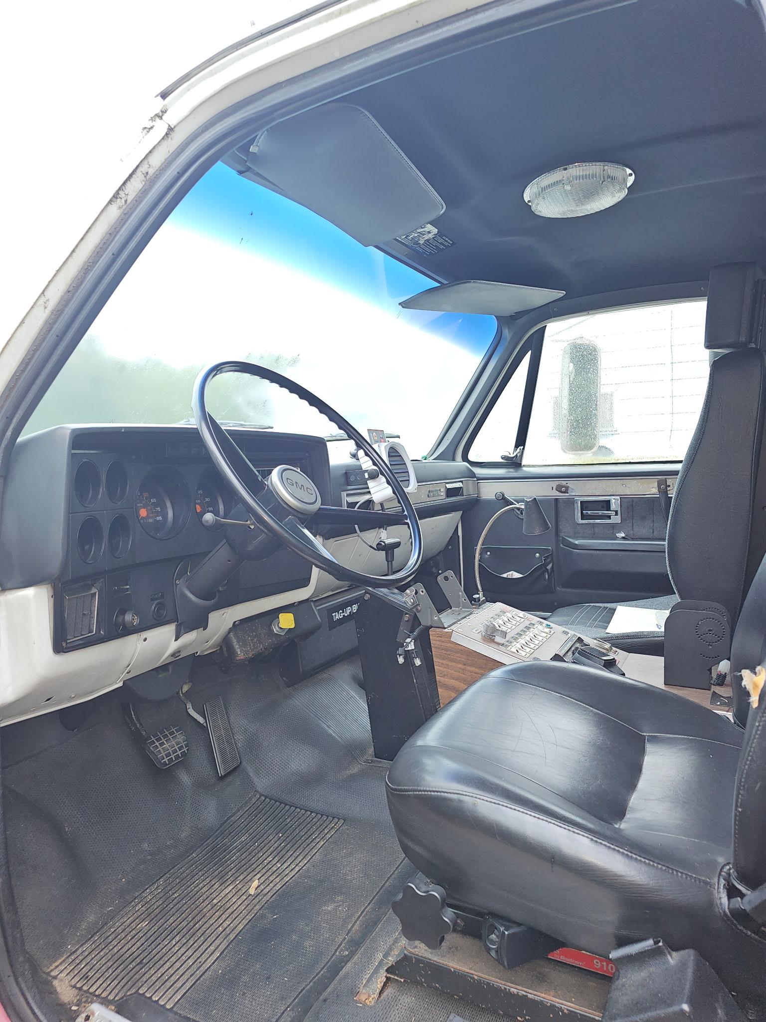 1990 GMC C7D Medium Rescue - image 3