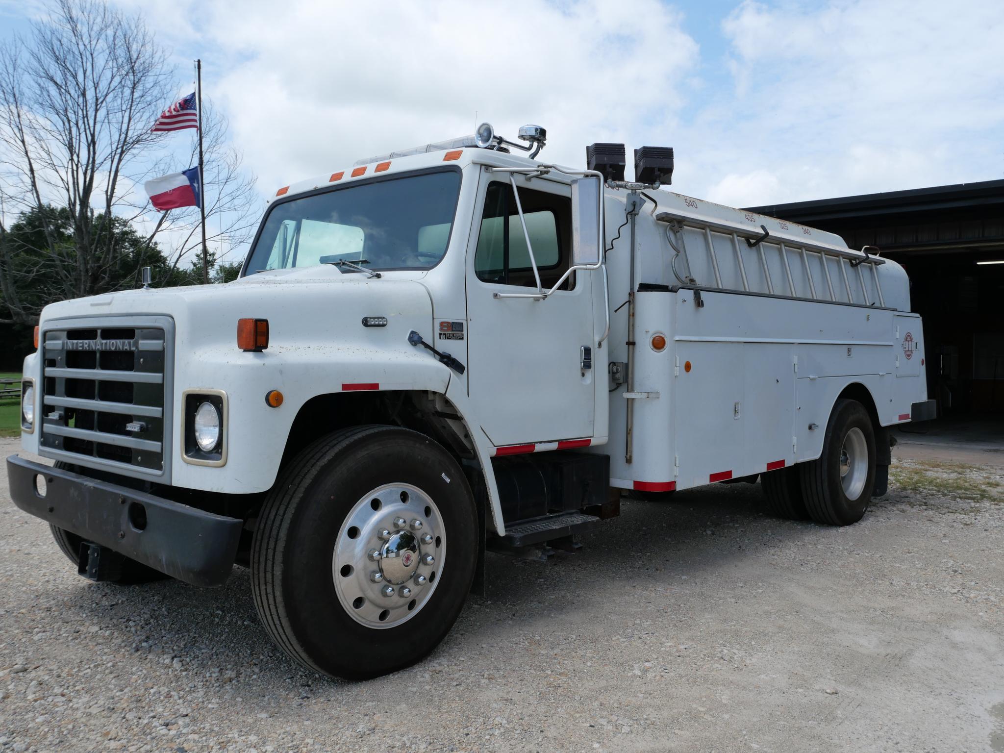 1986 International 2200 Gallon Tanker/Tender - image 1