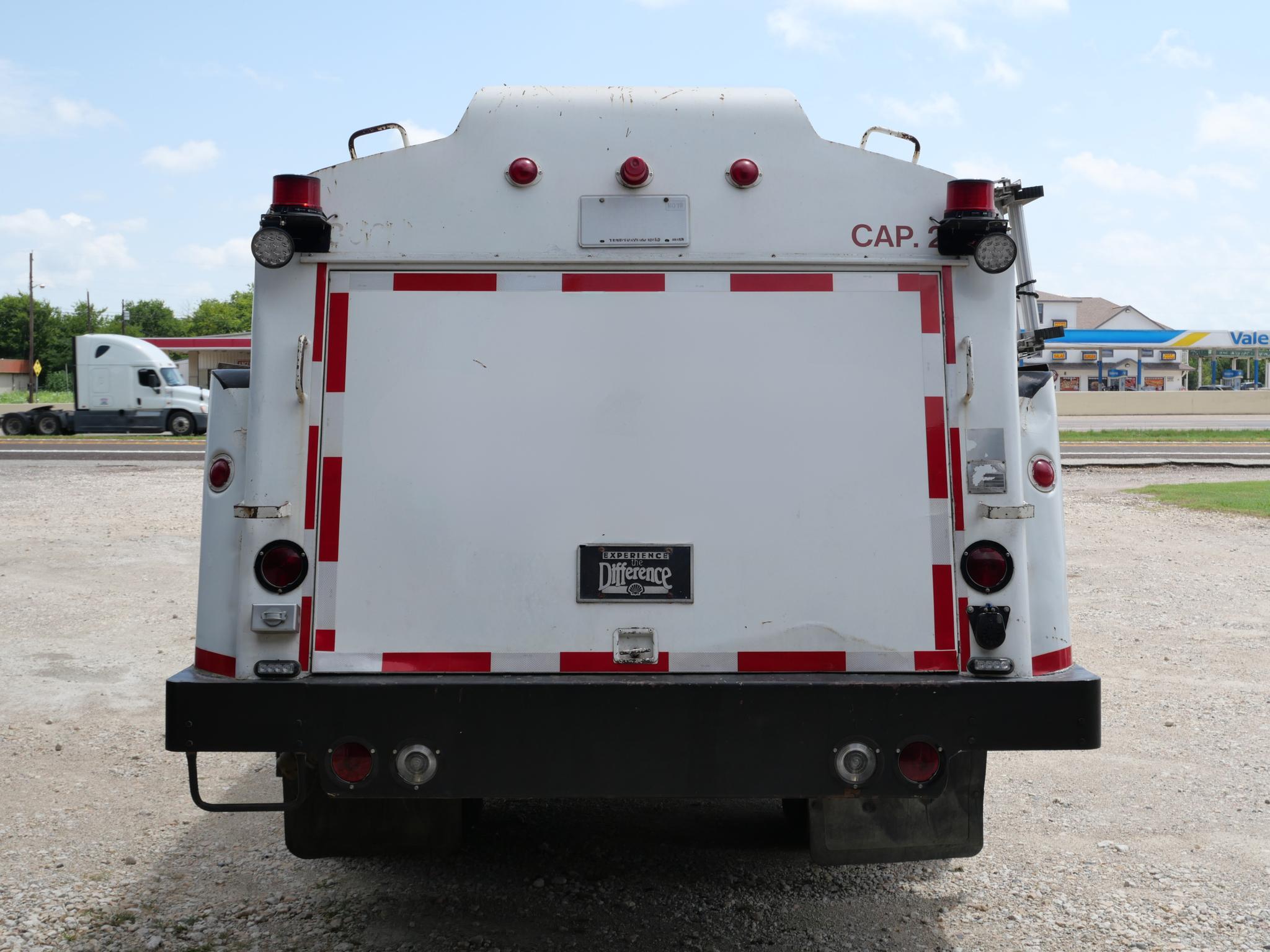 1986 International 2200 Gallon Tanker/Tender - image 2