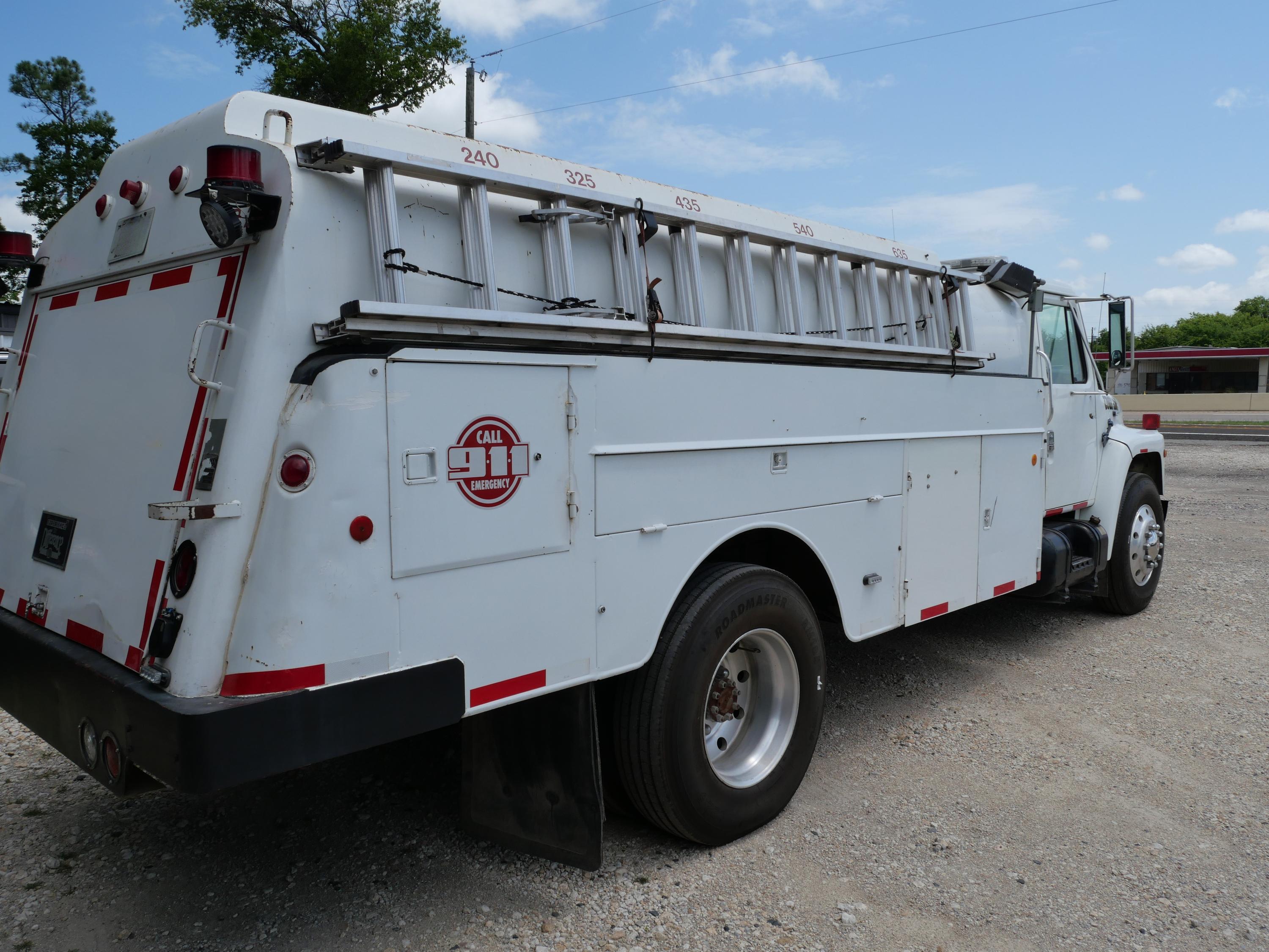 1986 International 2200 Gallon Tanker/Tender - image 4