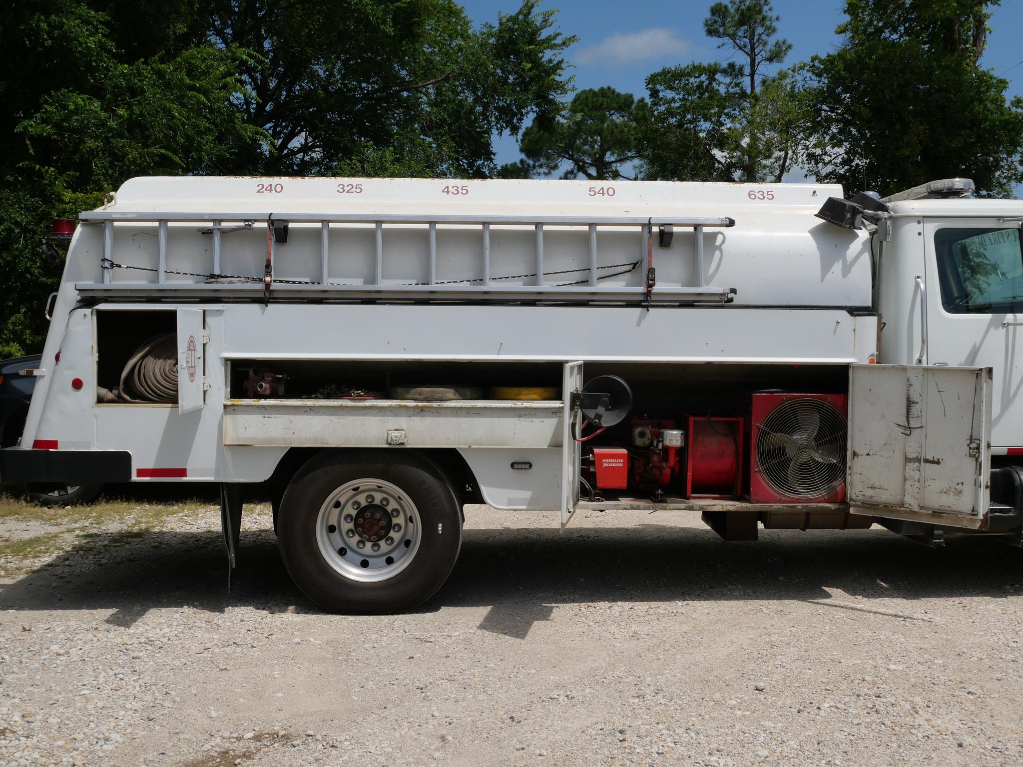 1986 International 2200 Gallon Tanker/Tender - image 3