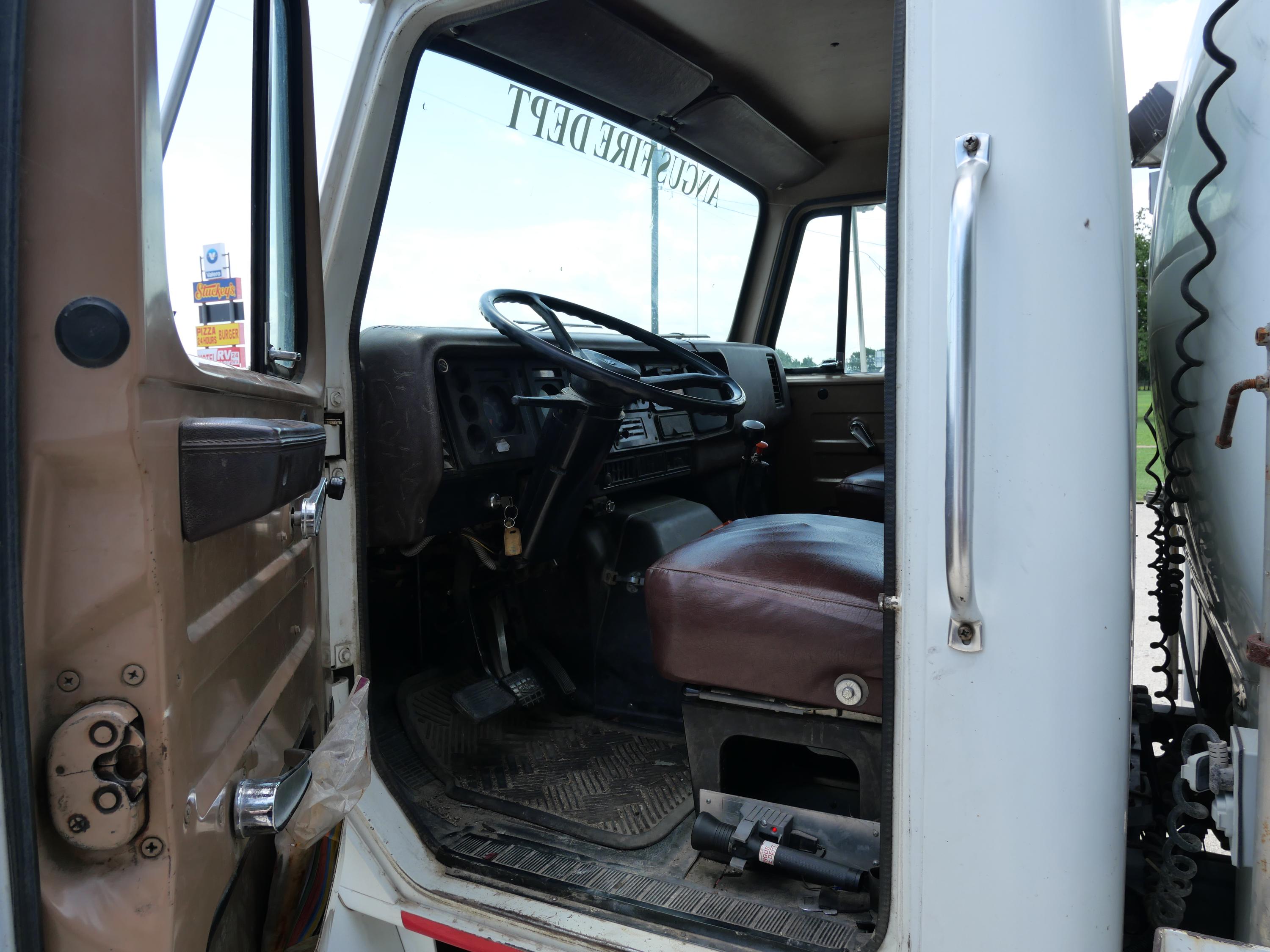 1986 International 2200 Gallon Tanker/Tender - image 8
