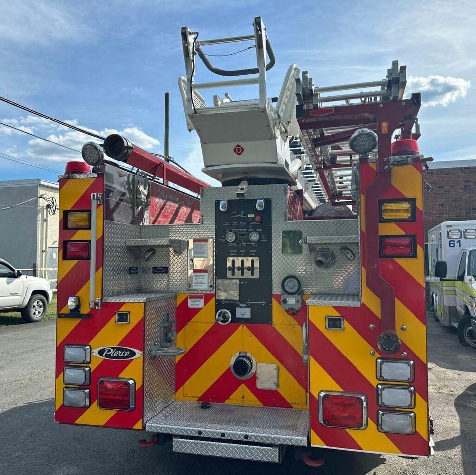 2009 Pierce 61 ft Sky boom - image 2