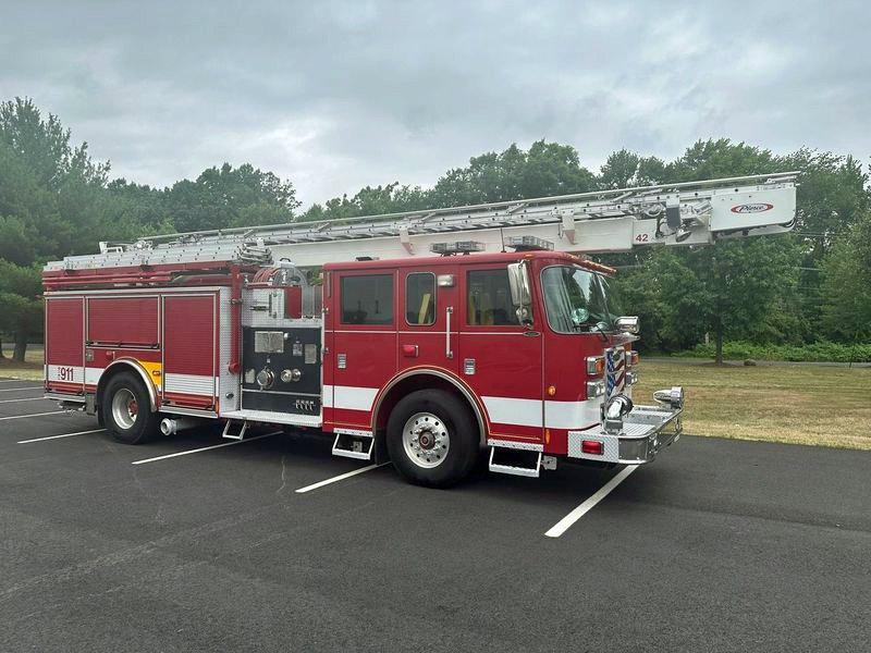 2009 Pierce 61 ft Sky boom - image 3