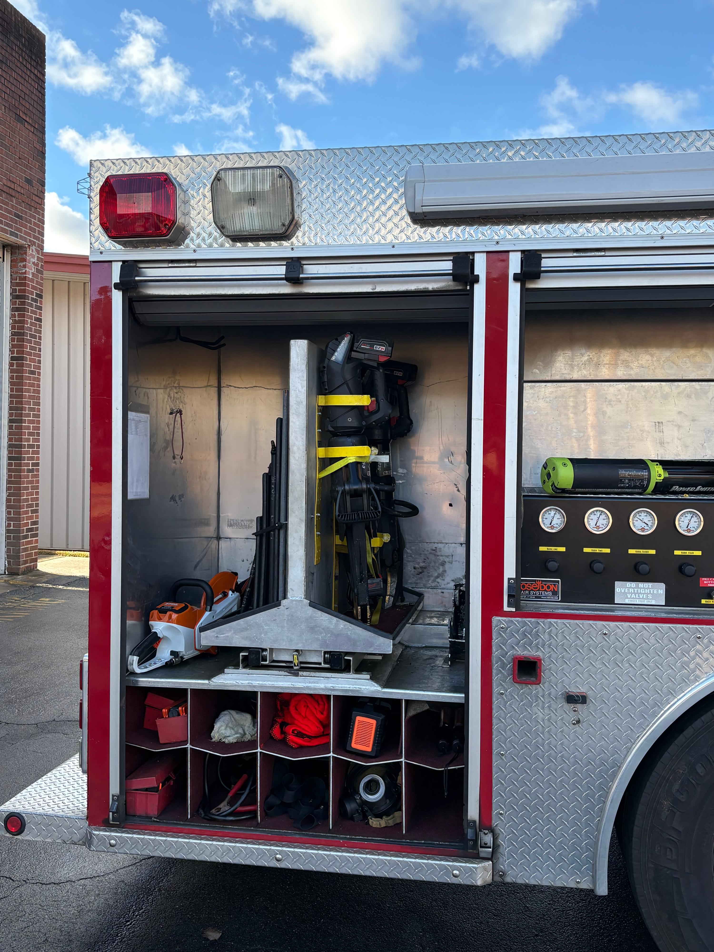2004 Ford F750 Squad - image 11
