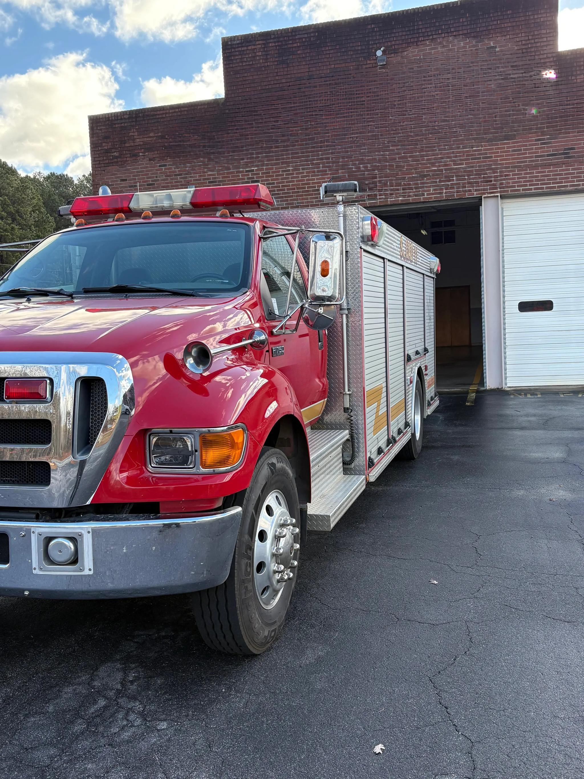 2004 Ford F750 Squad - image 1