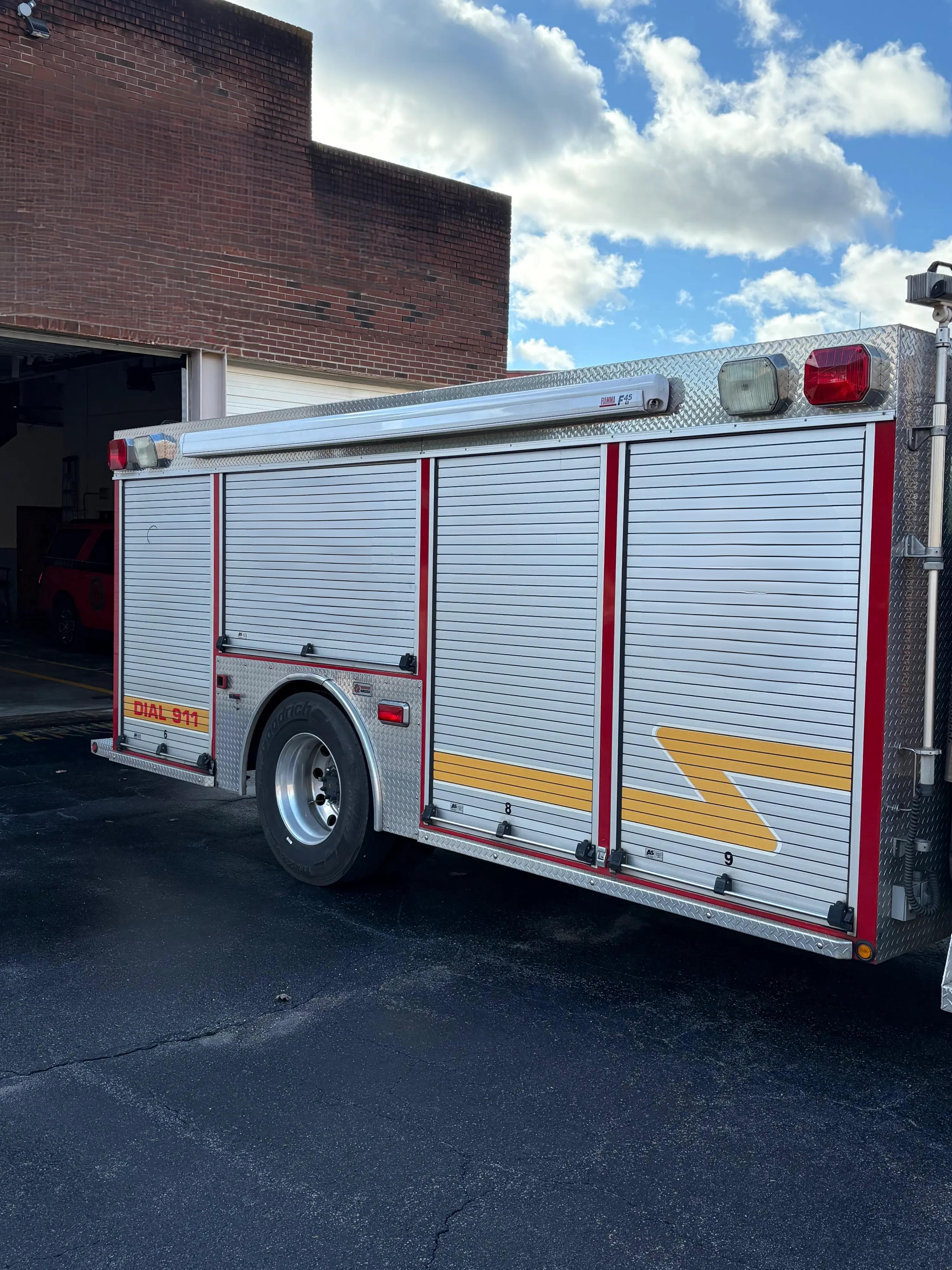 2004 Ford F750 Squad - image 9