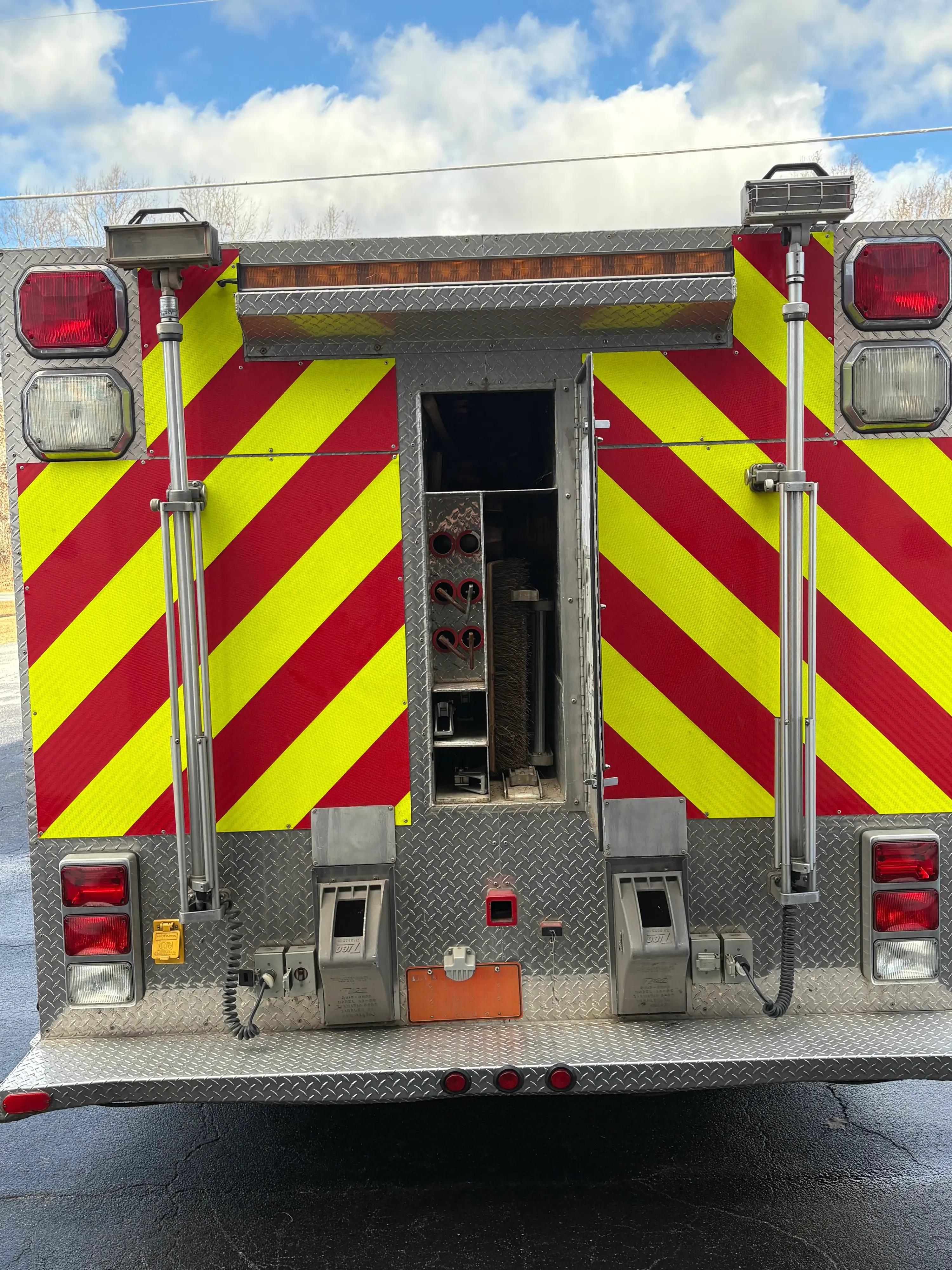 2004 Ford F750 Squad - image 8