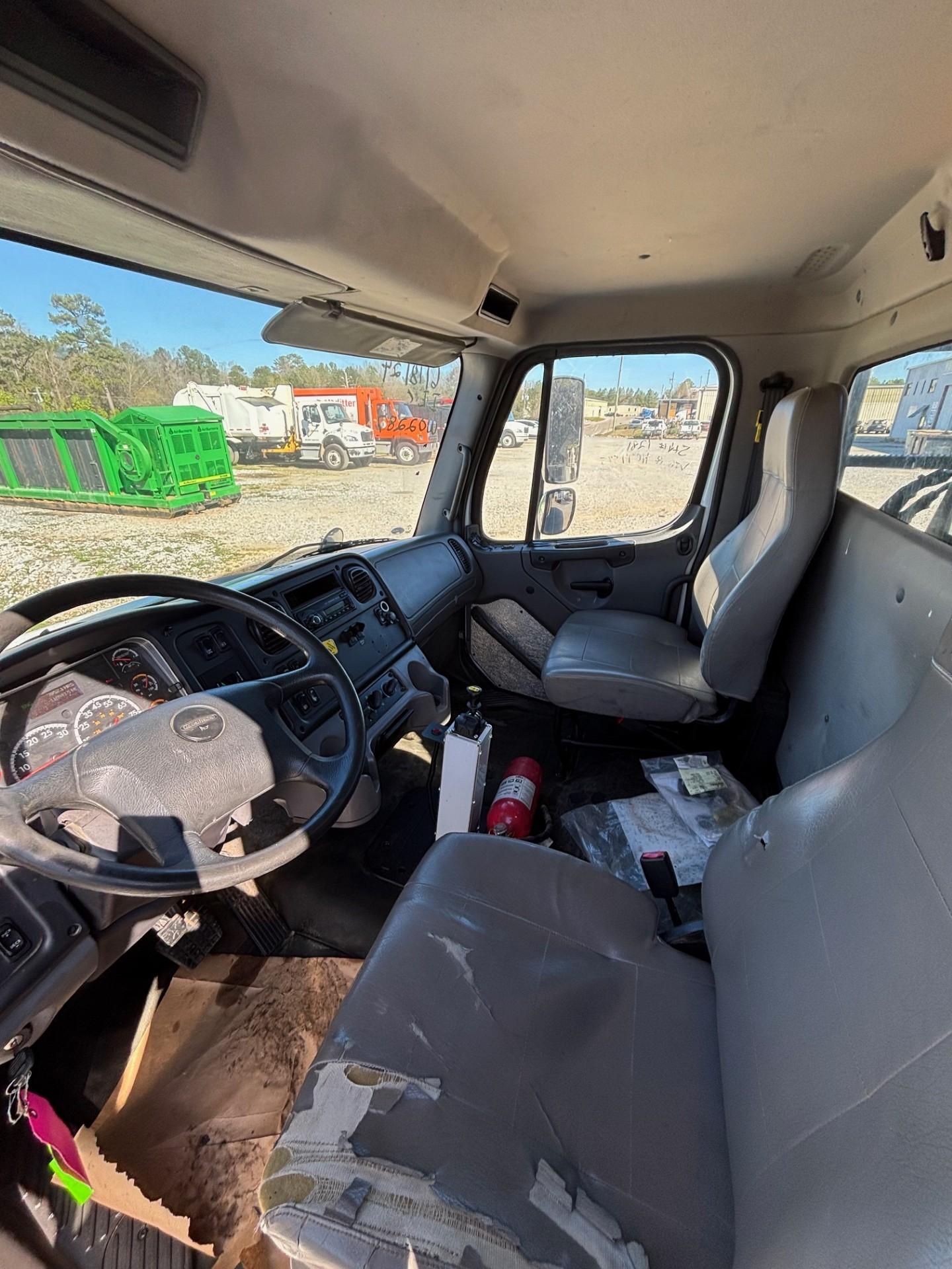 New LEMCO 7000 Loader on 2017 Freightliner - image 5