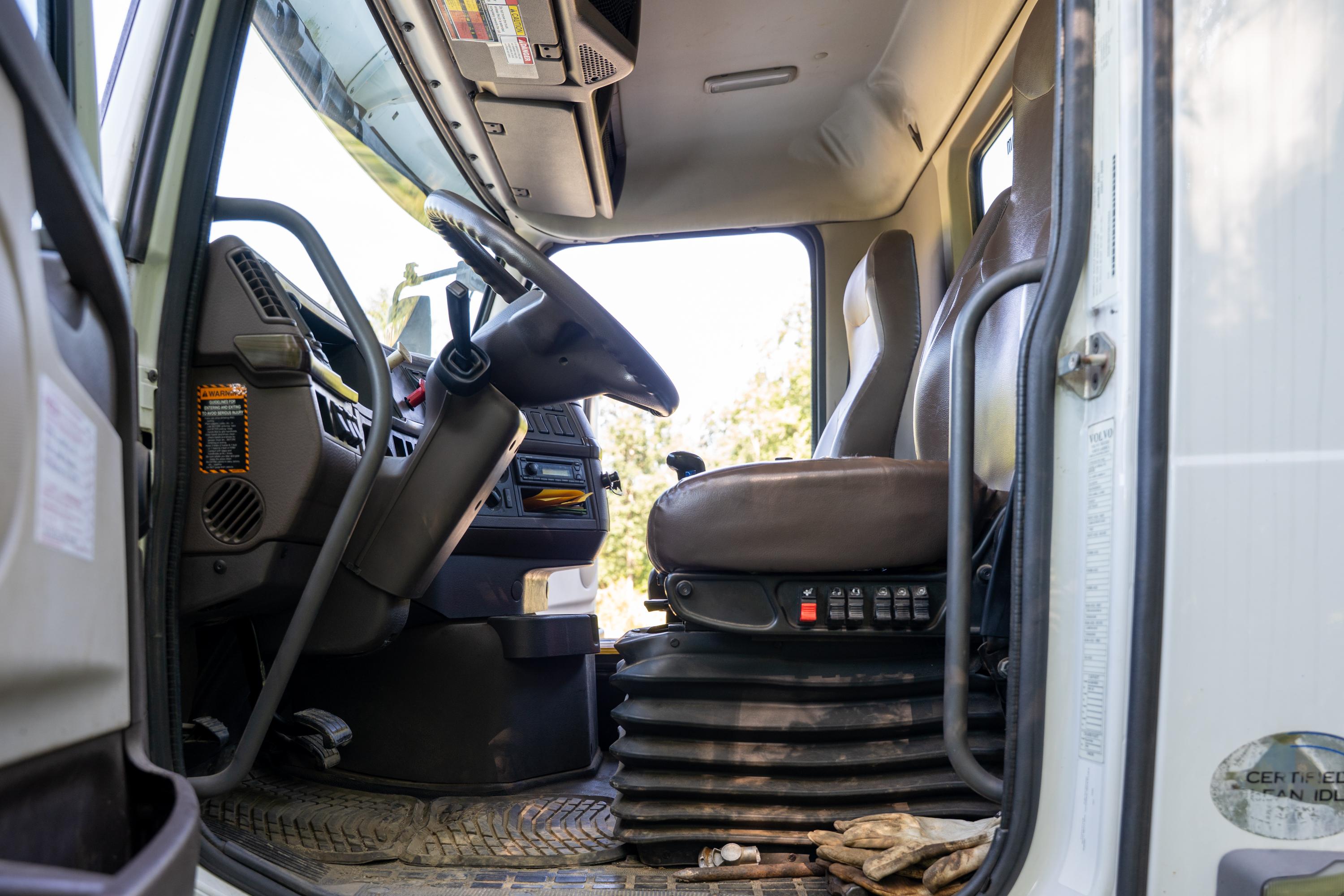 2017 Volvo Galbreath Hooklift - image 24