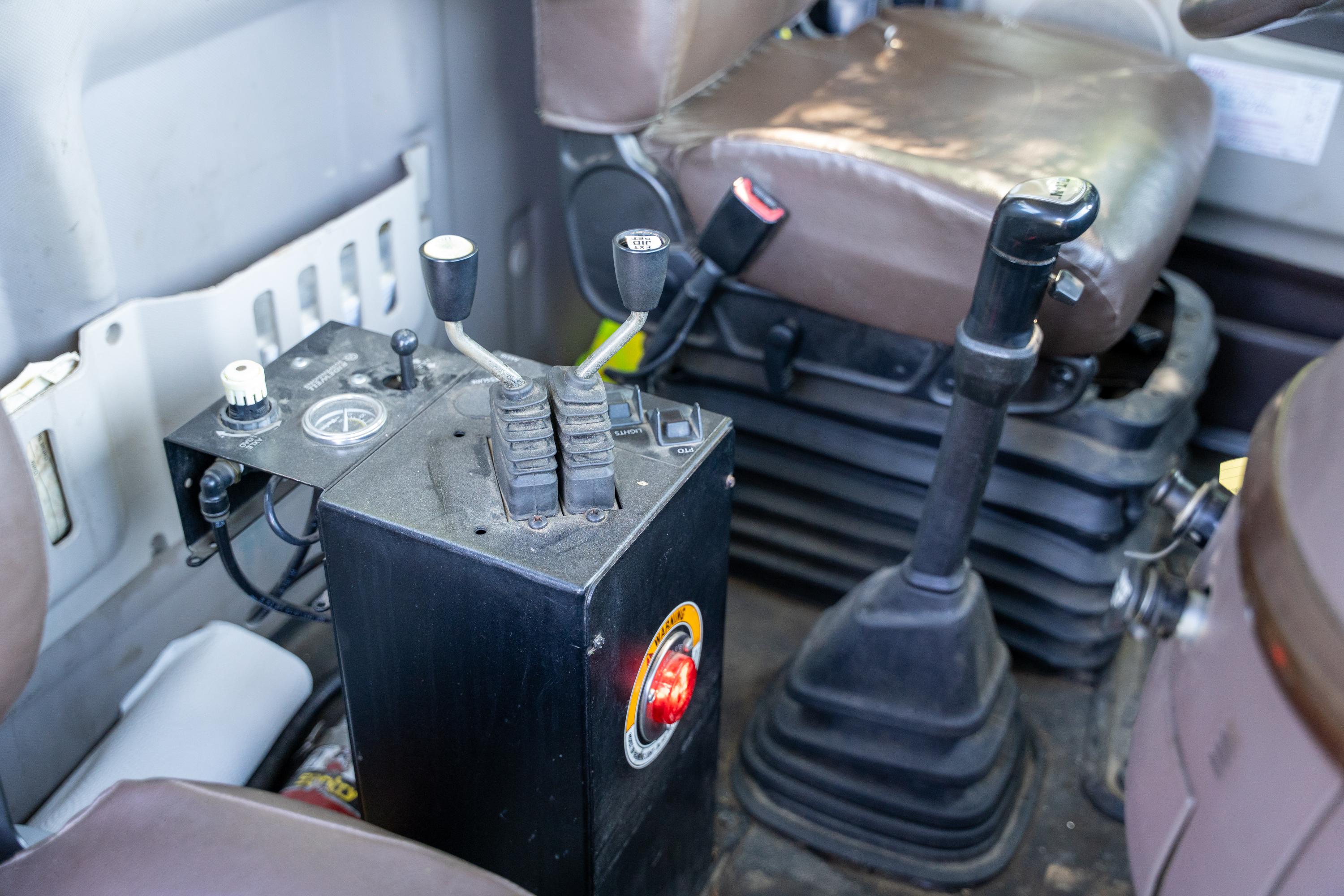 2017 Volvo Galbreath Hooklift - image 22
