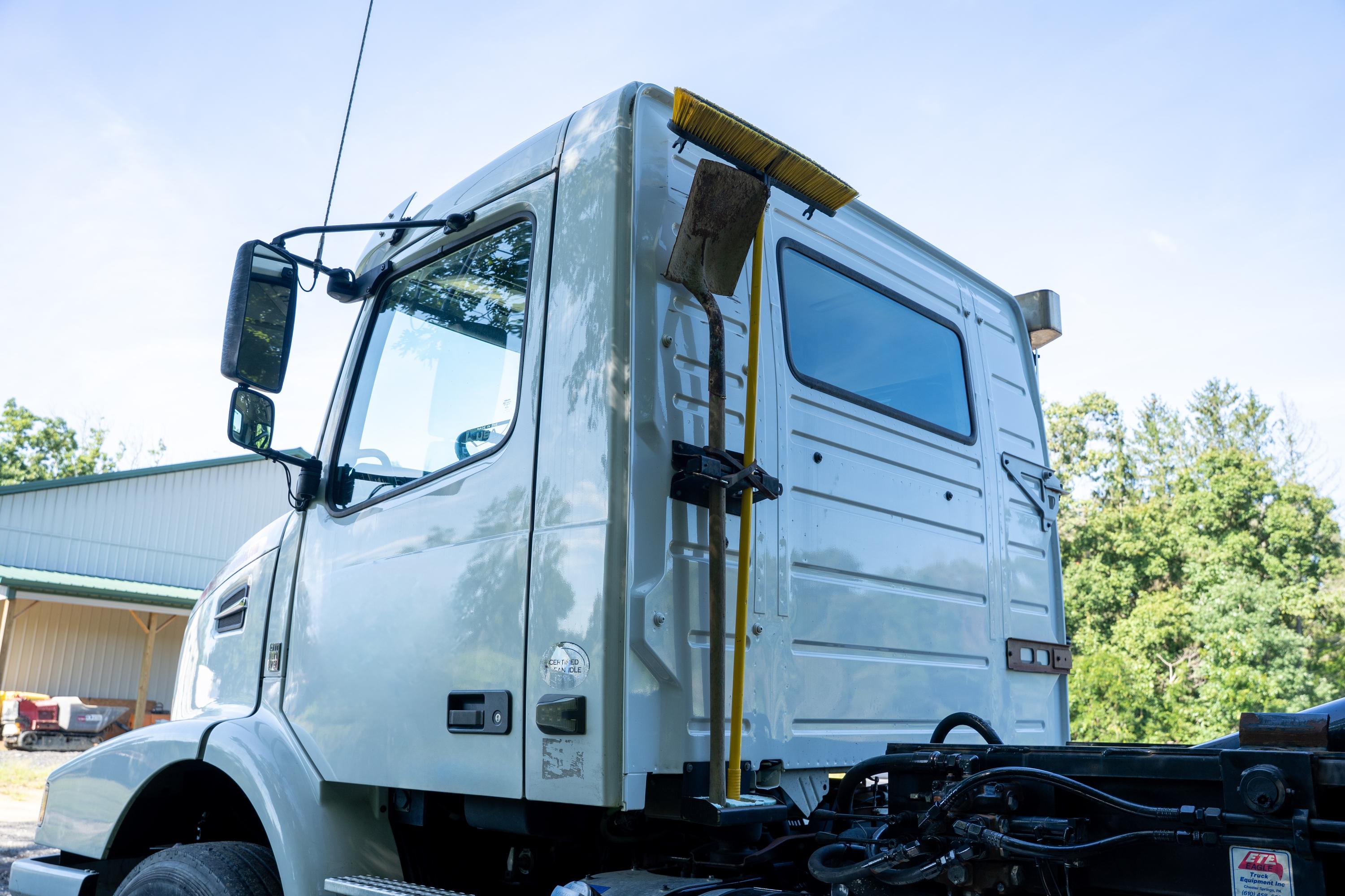 2017 Volvo Galbreath Hooklift - image 37