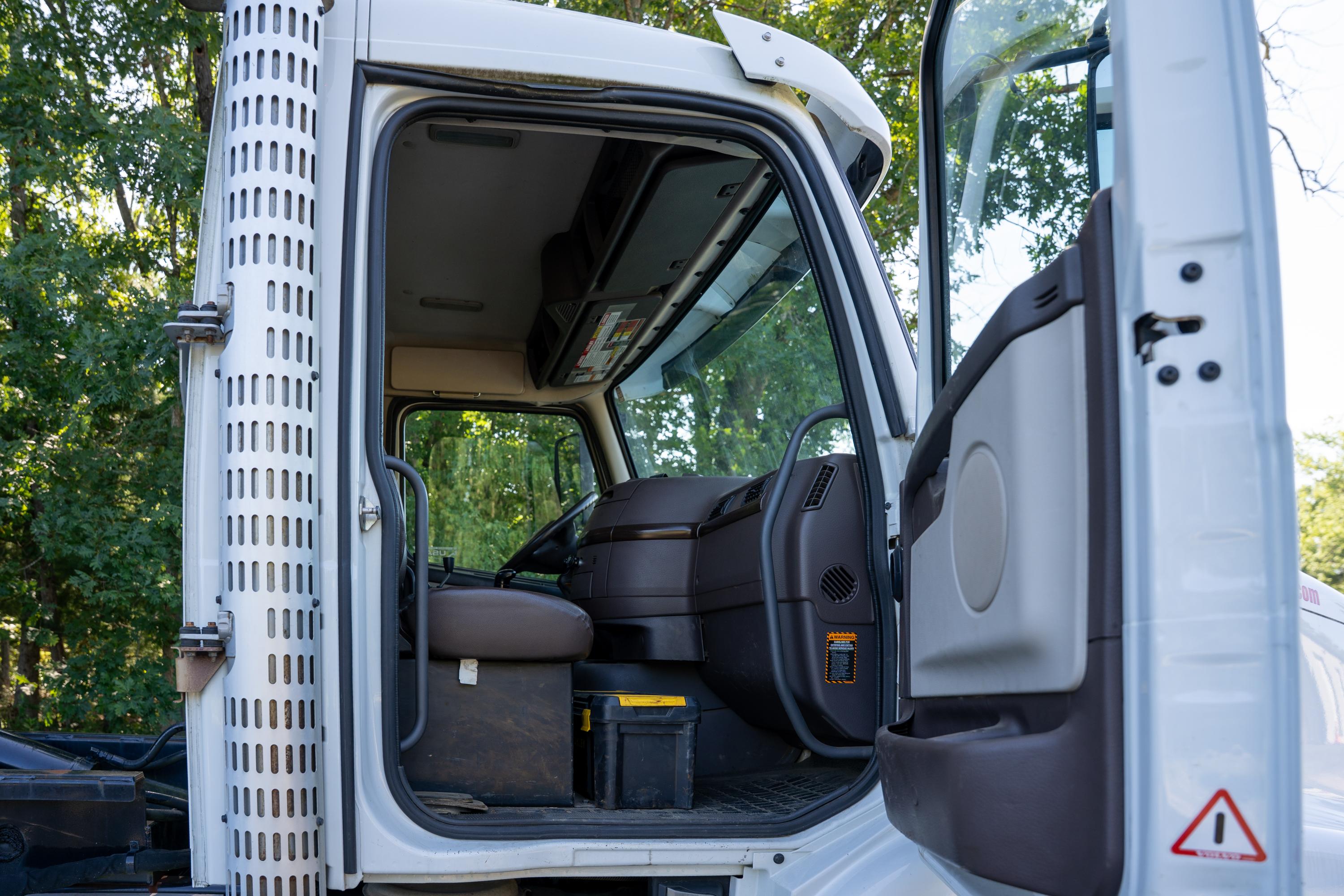 2017 Volvo Galbreath Hooklift - image 15