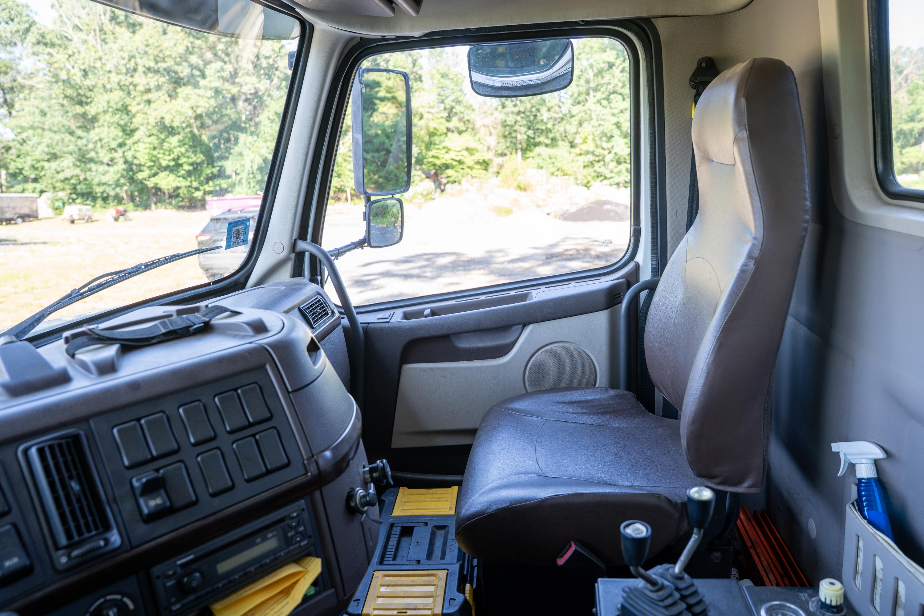 2017 Volvo Galbreath Hooklift - image 25