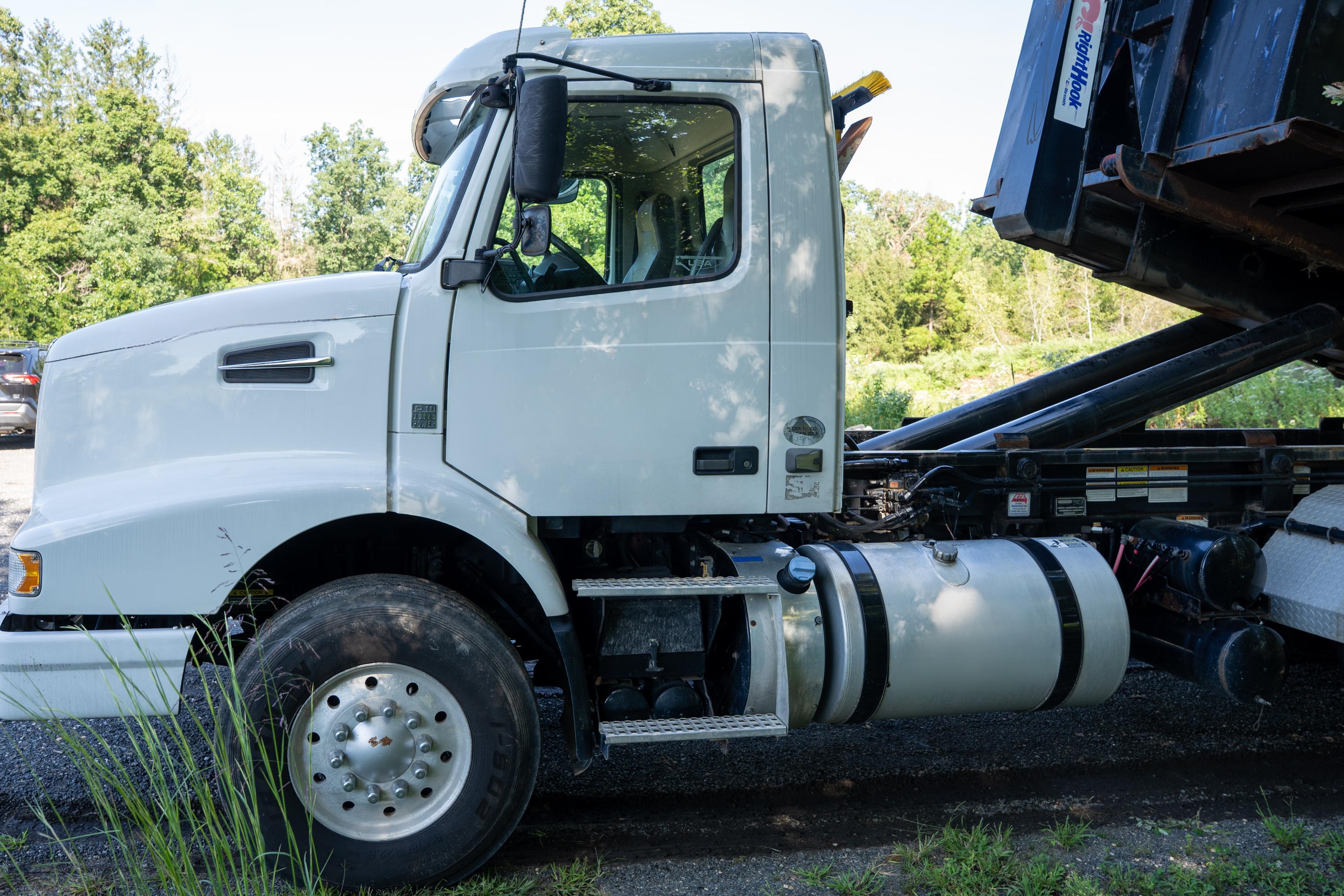 2017 Volvo Galbreath Hooklift - image 11