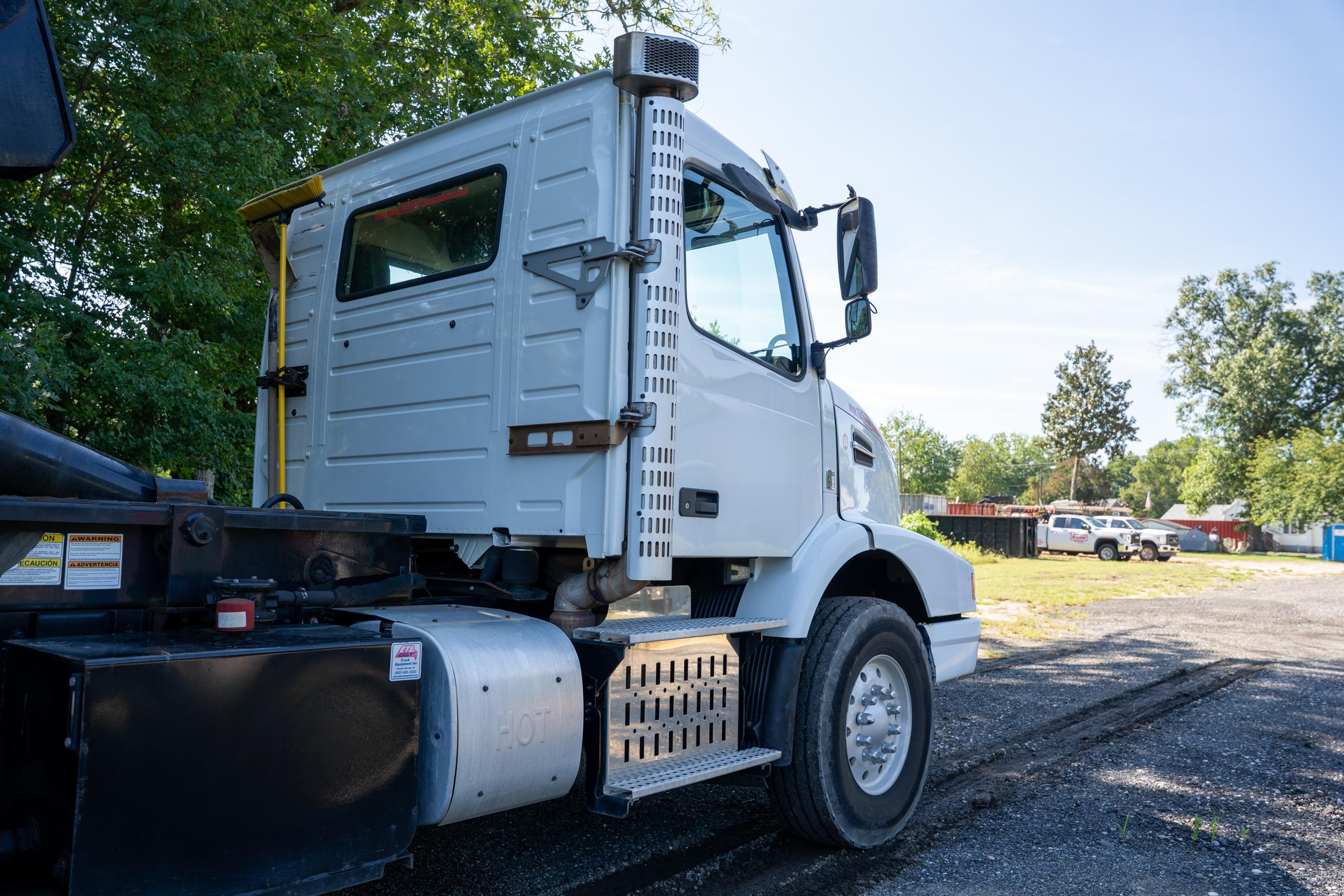 2017 Volvo Galbreath Hooklift - image 17