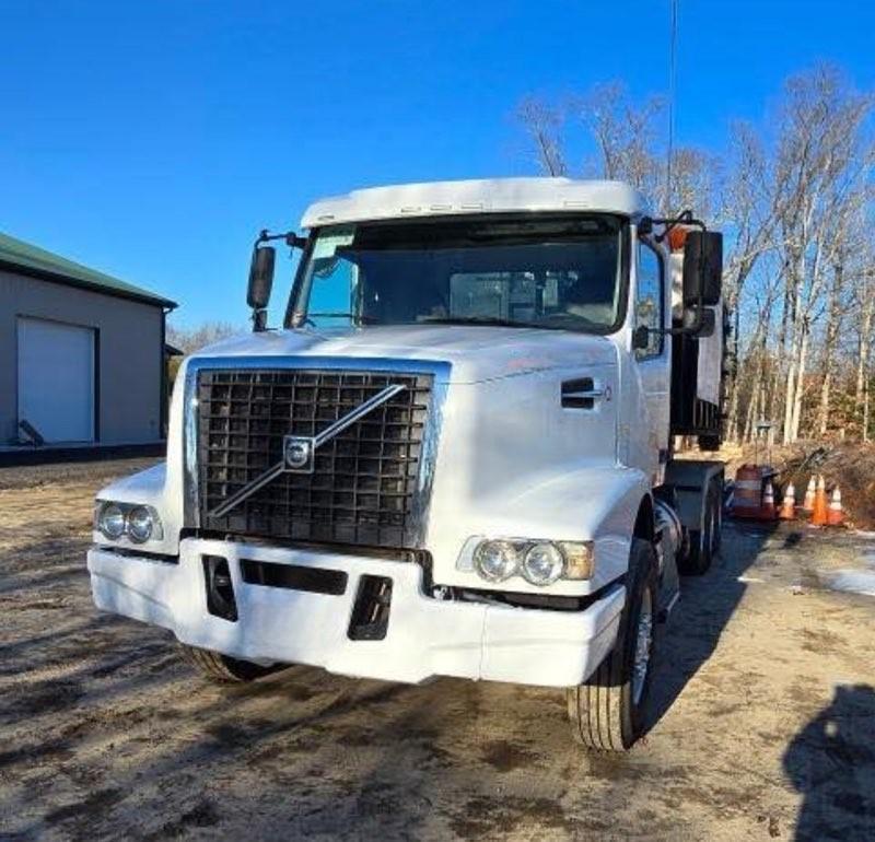 2017 Volvo Galbreath Hooklift - image 1