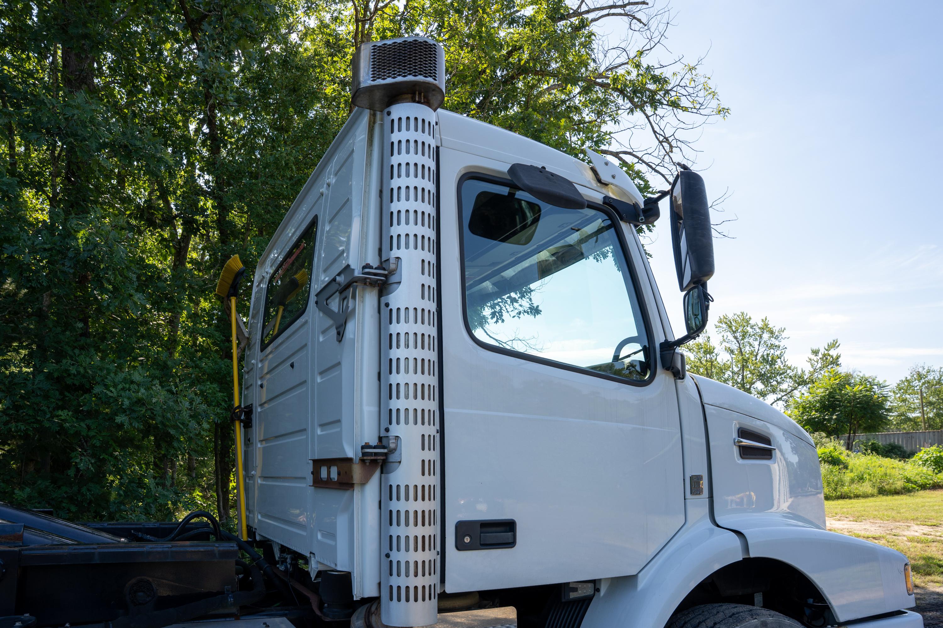 2017 Volvo Galbreath Hooklift - image 12