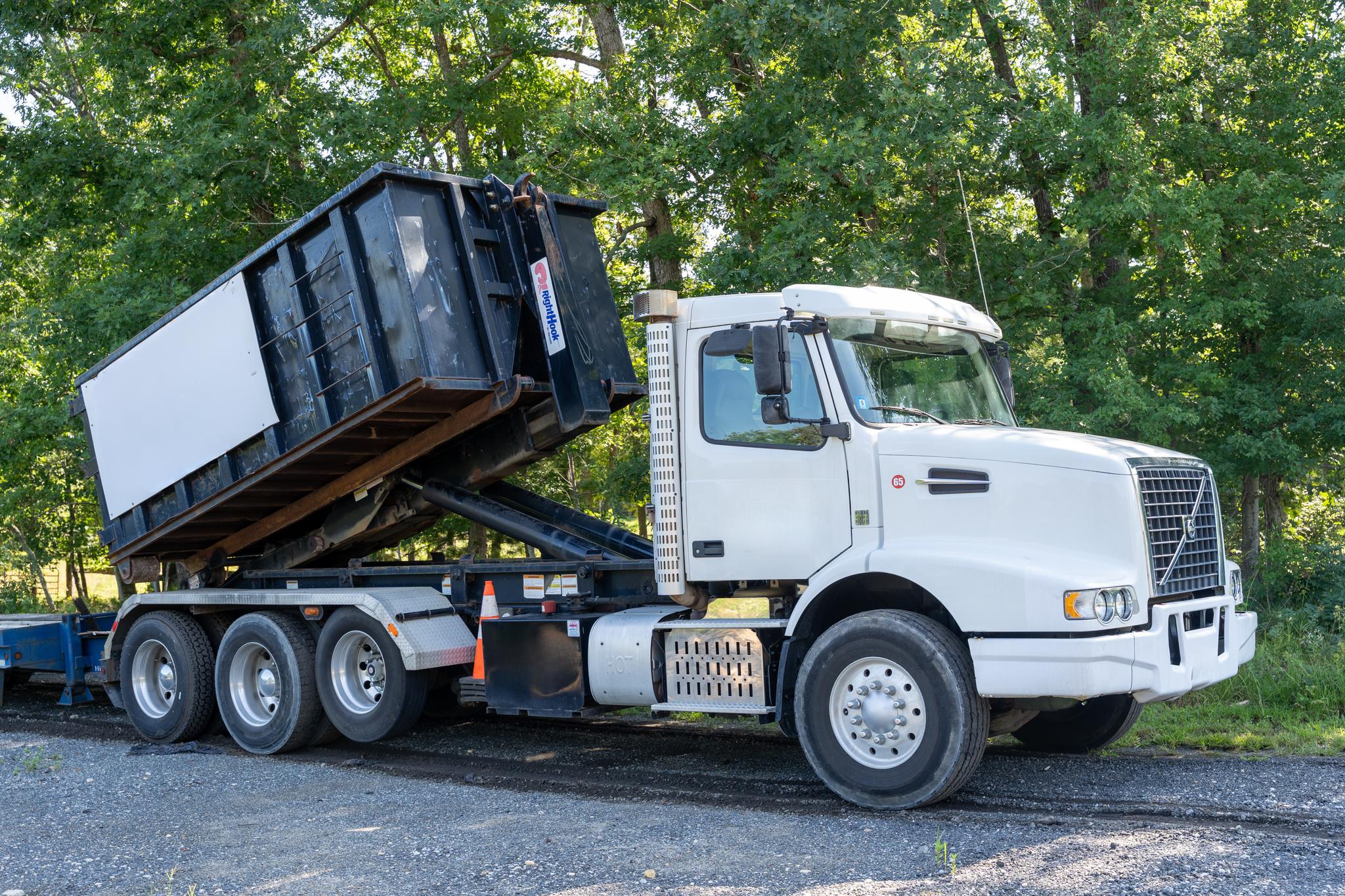 2017 Volvo Galbreath Hooklift - image 3