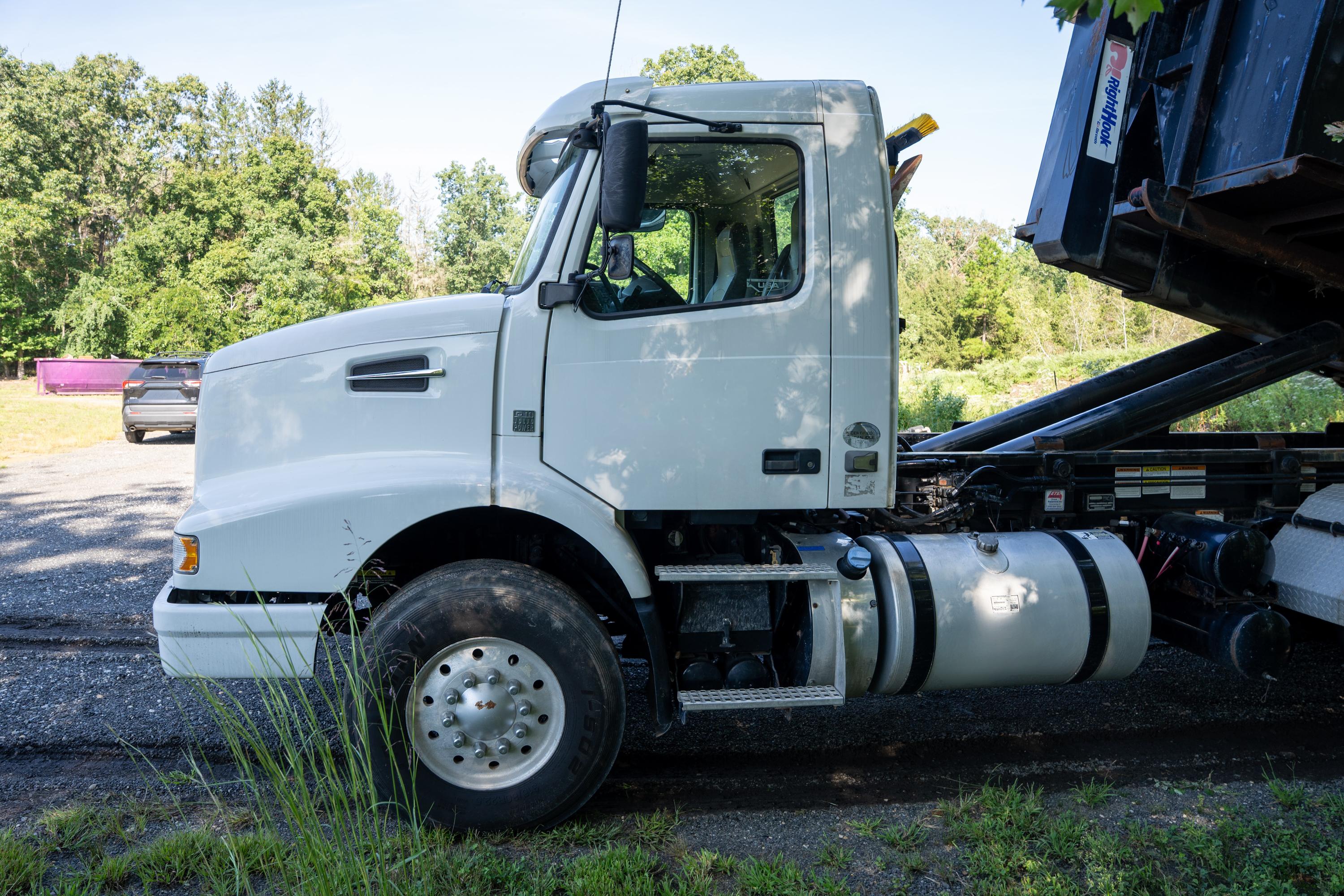 2017 Volvo Galbreath Hooklift - image 8