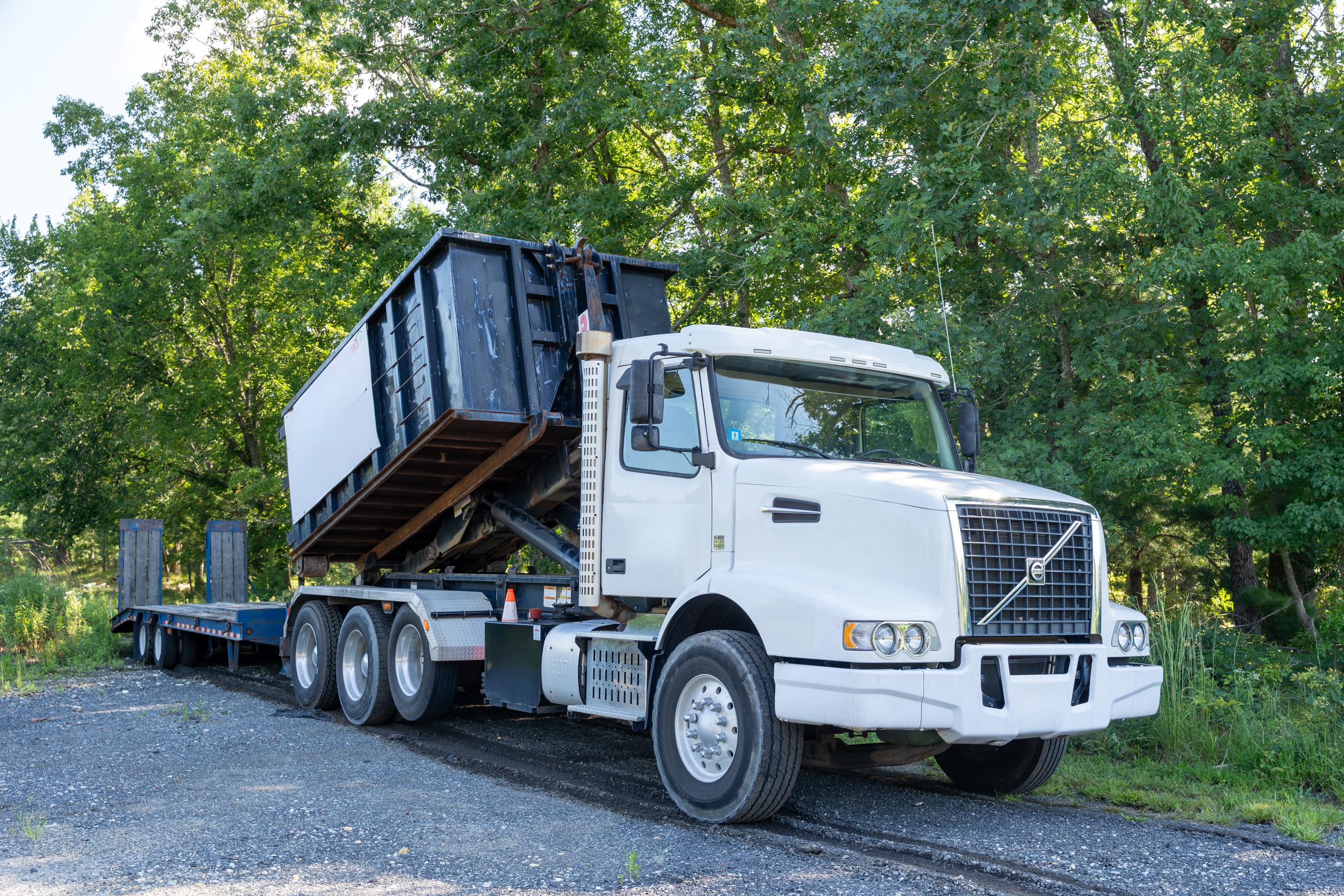 2017 Volvo Galbreath Hooklift - image 2