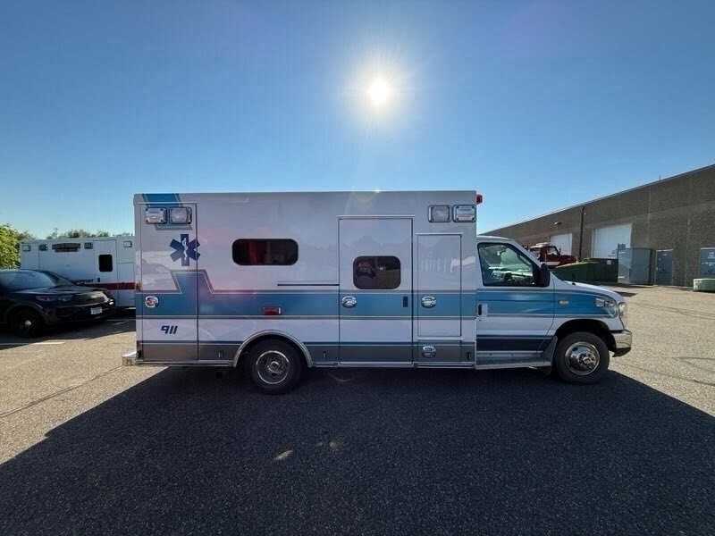 2010 Ford E-350 Type III Ambulance — photo 3
