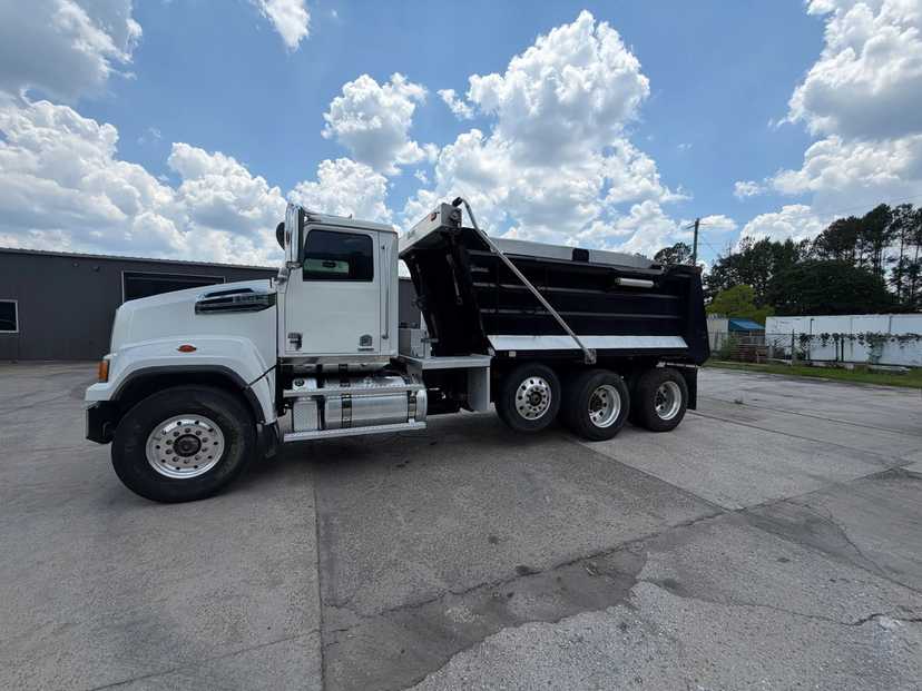 2022 Western Star 47x Dump Truck — photo 2