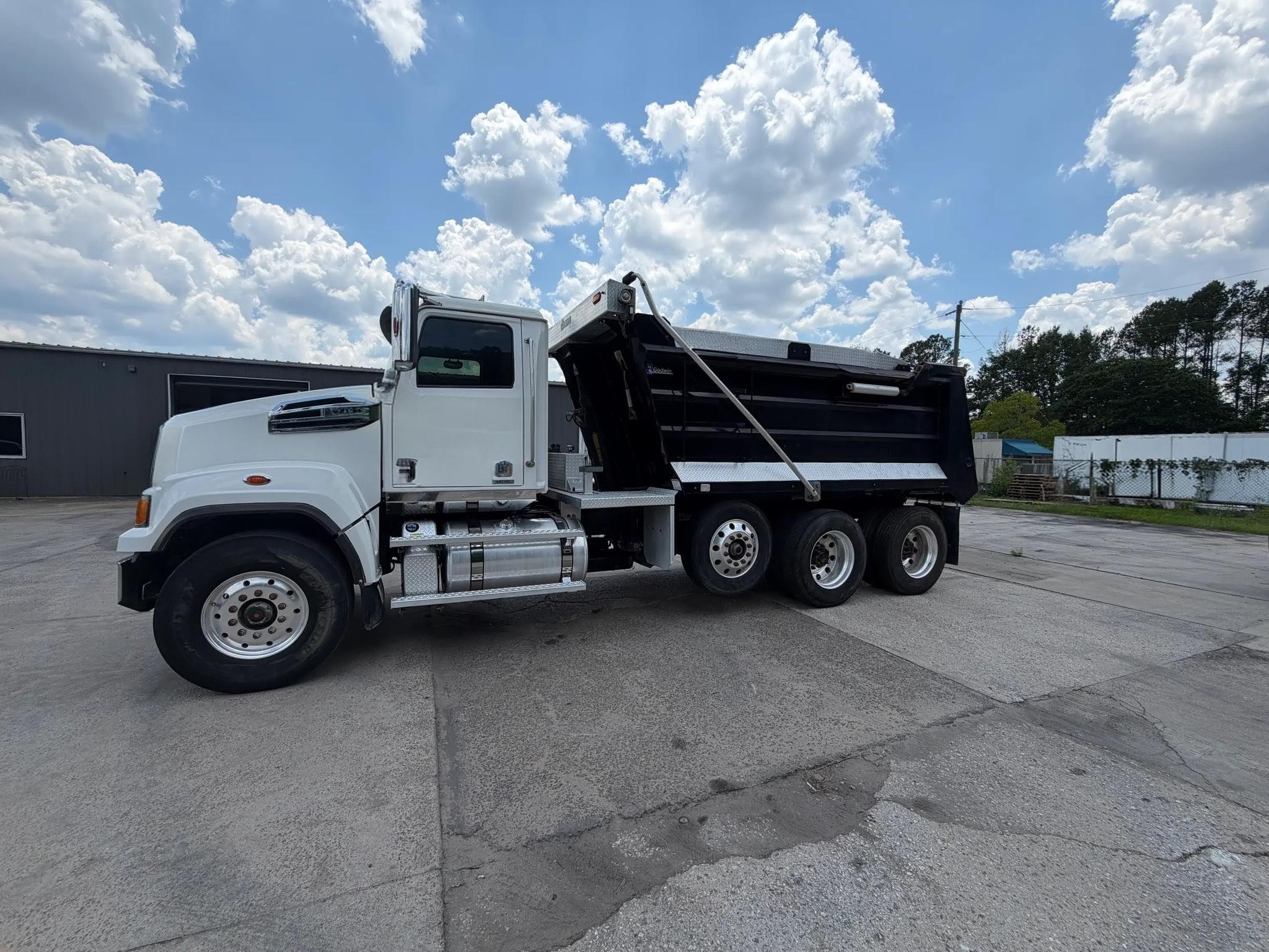 2022 Western Star 47x Dump Truck - image 2