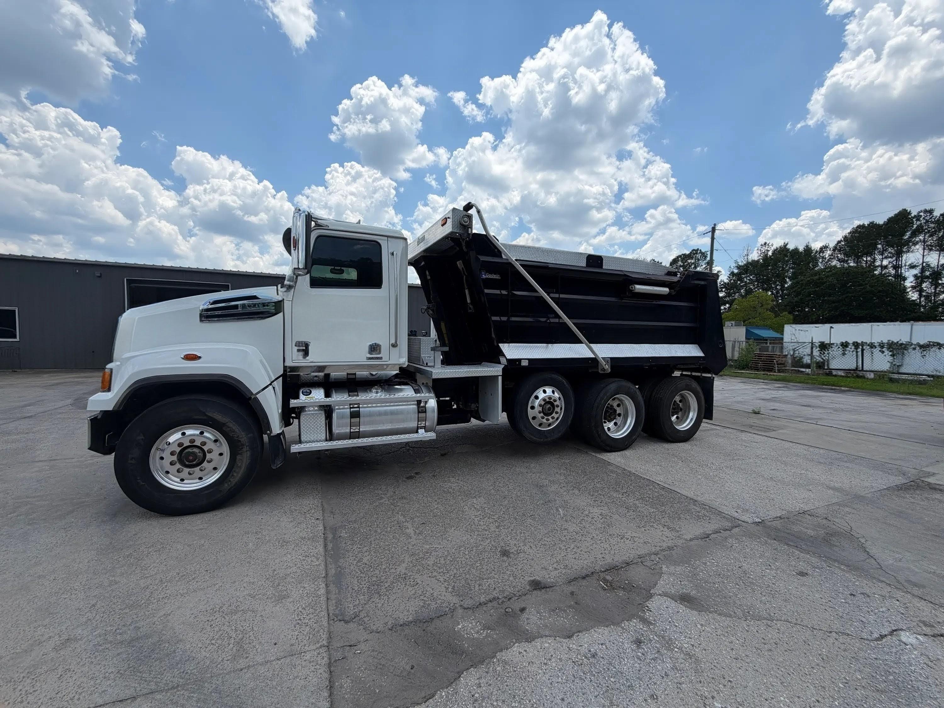 2022 Western Star 47x Dump Truck - image 2