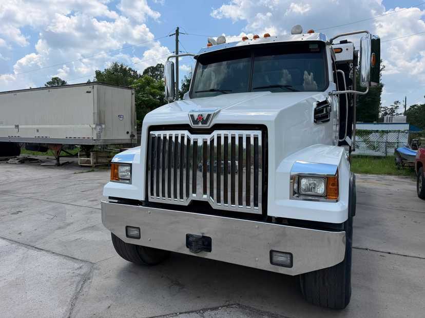 2022 Western Star 47x Dump Truck — photo 3