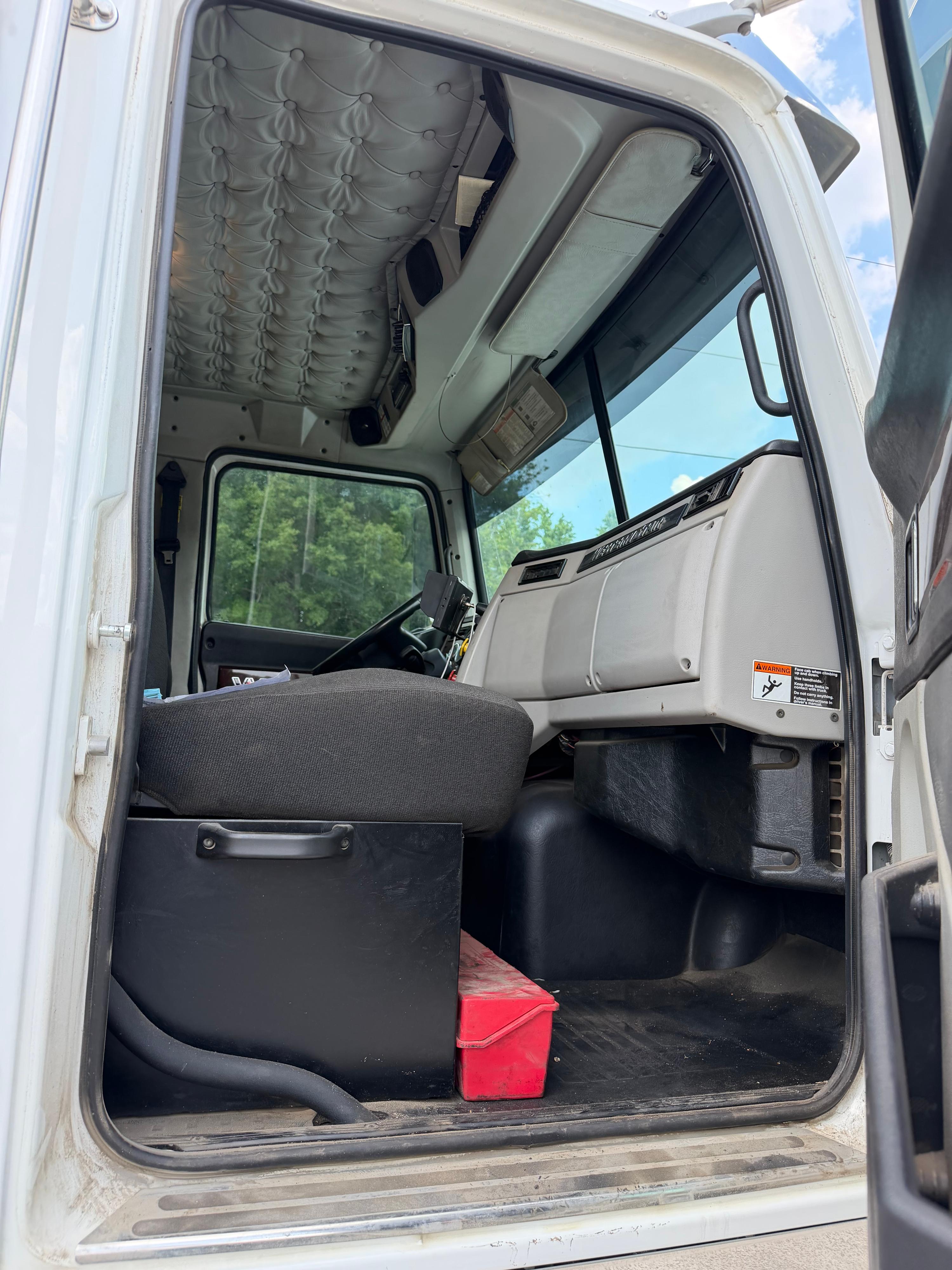 2022 Western Star 47x Dump Truck - image 9
