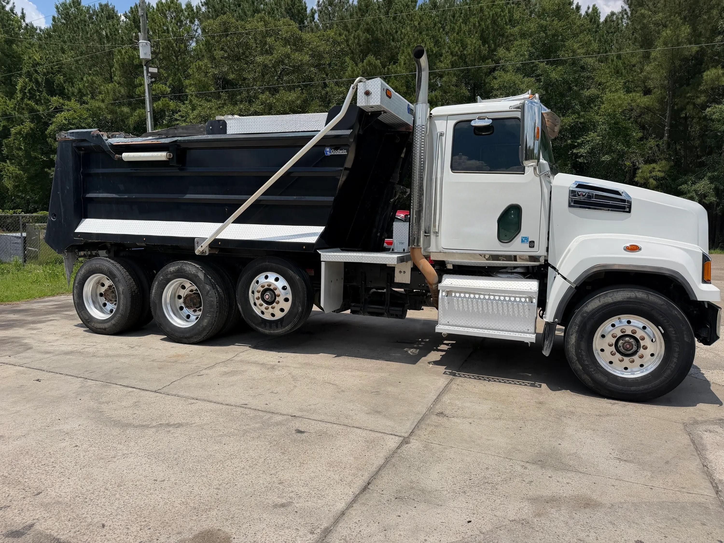 2022 Western Star 47x Dump Truck - image 1