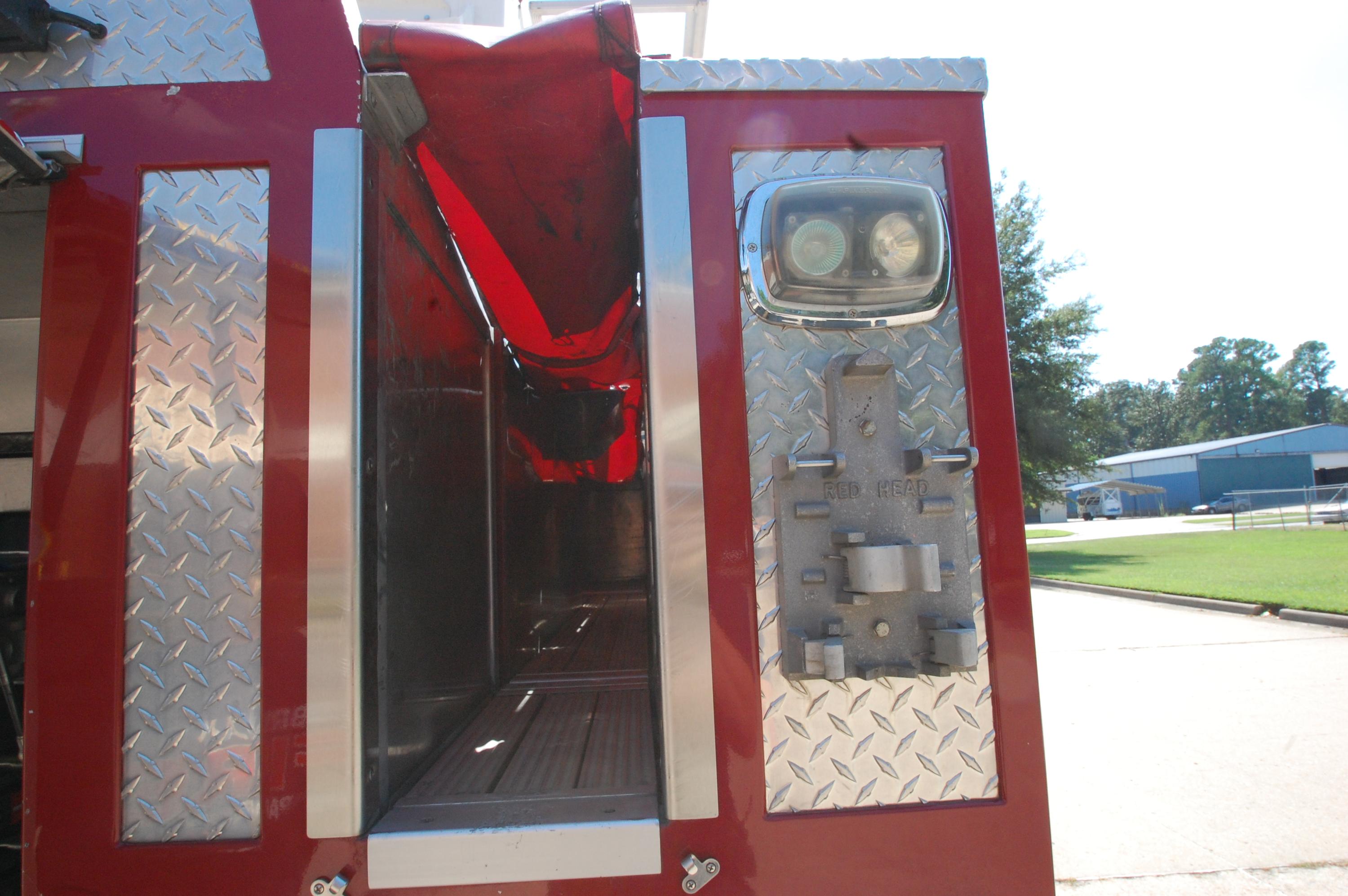 2006 E-One Bronto 100' Aerial - image 17