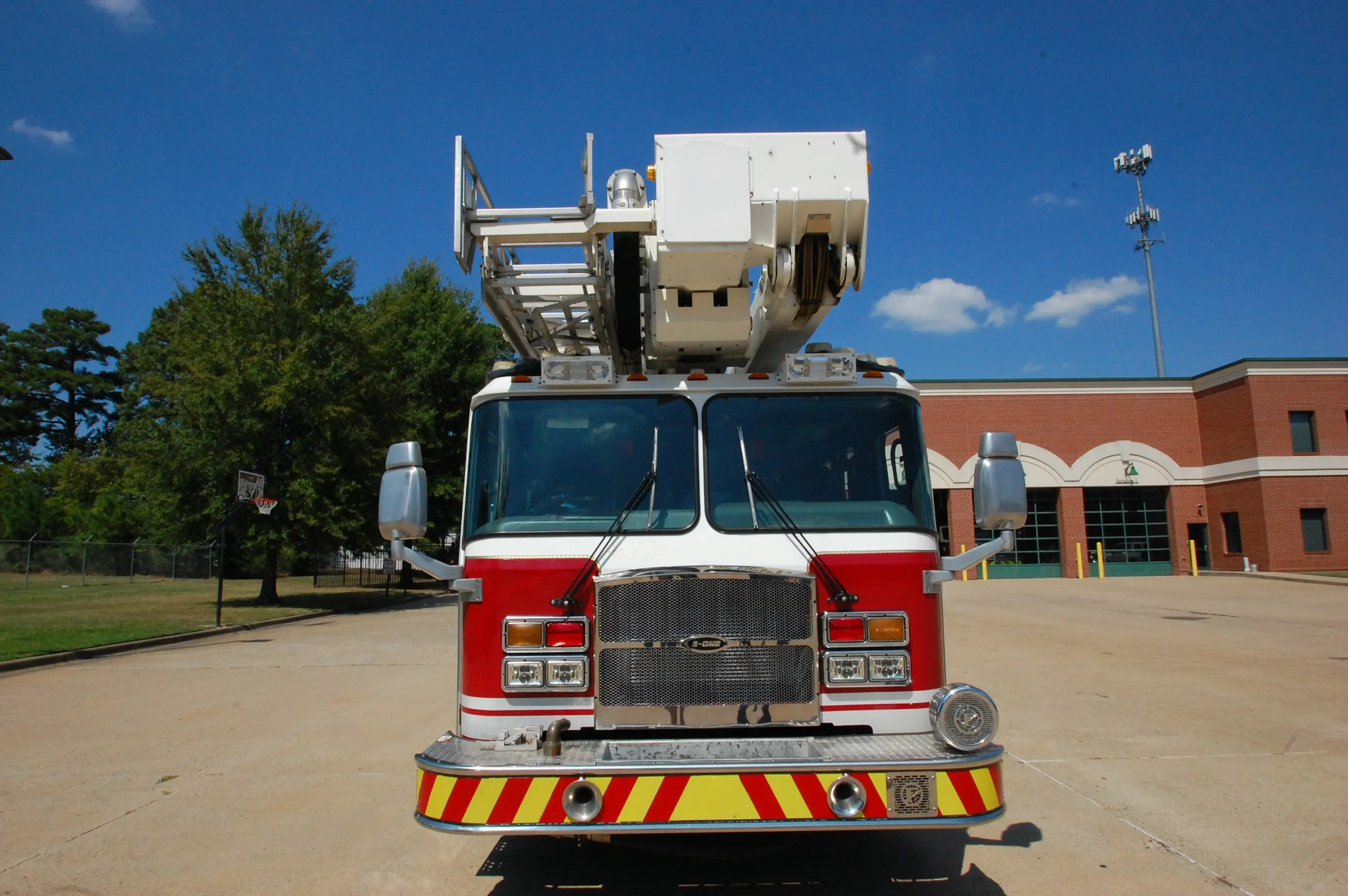 2006 E-One Bronto 100' Aerial - image 2