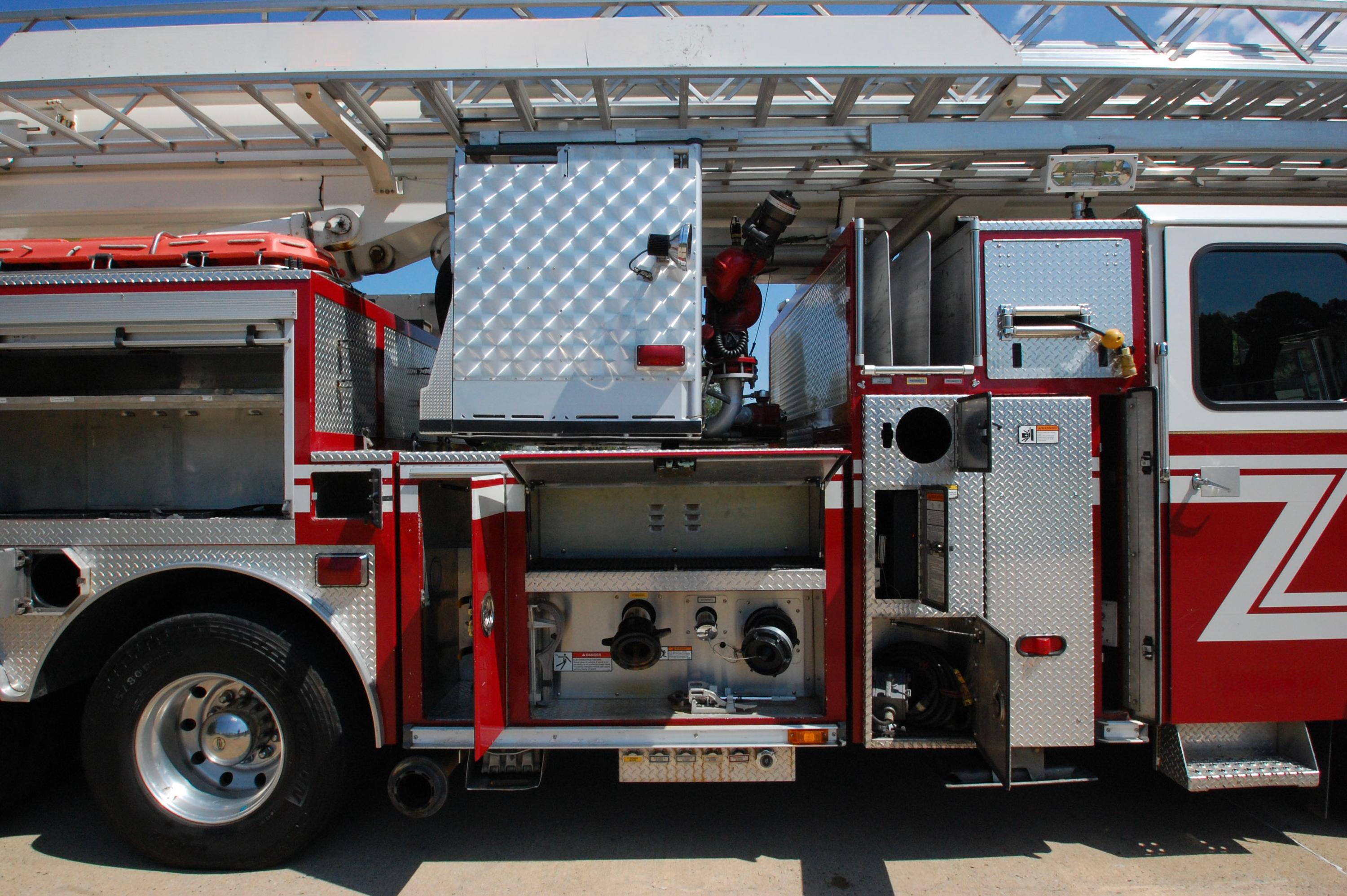 2006 E-One Bronto 100' Aerial - image 14
