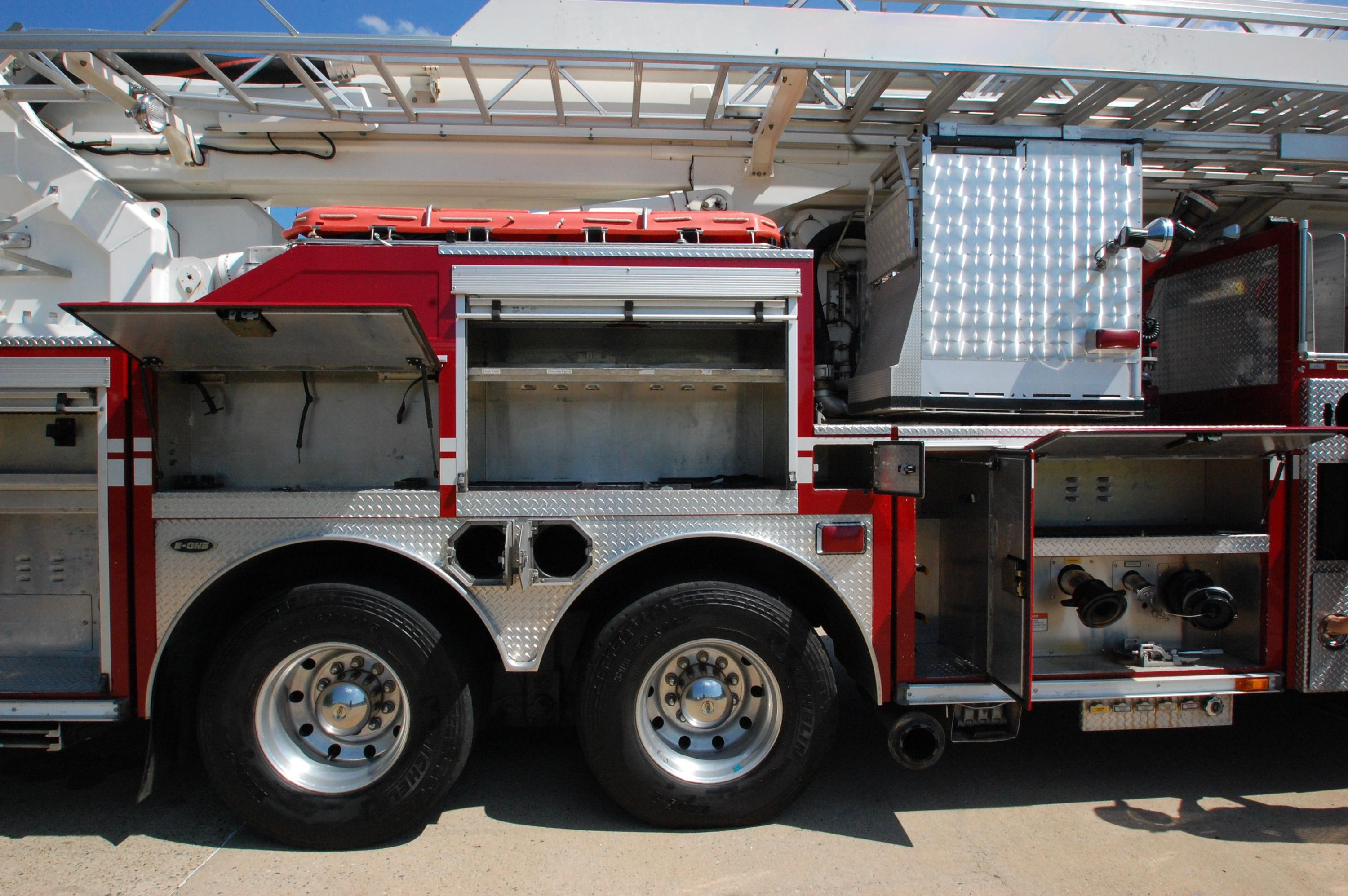 2006 E-One Bronto 100' Aerial - image 15