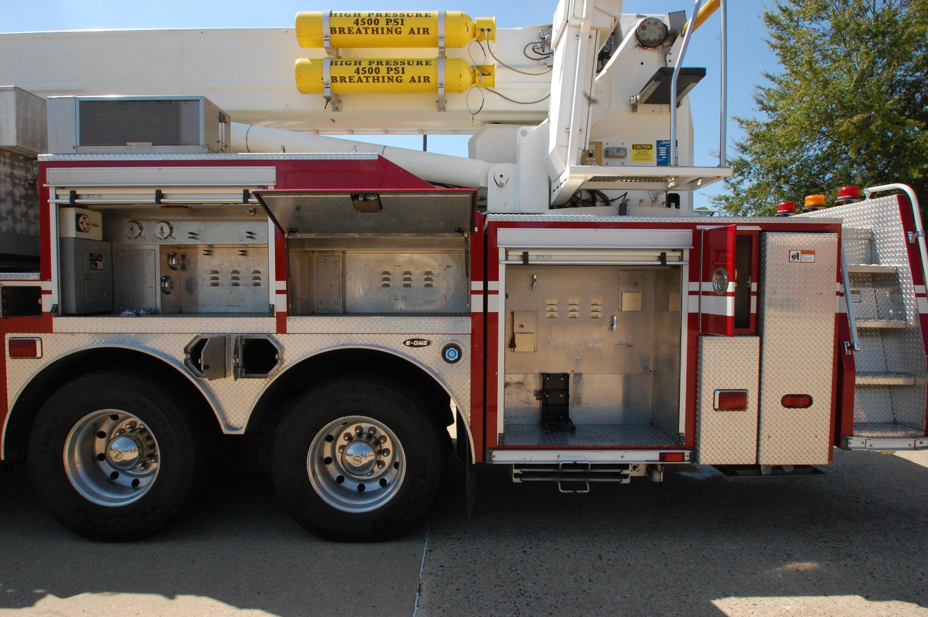 2006 E-One Bronto 100' Aerial - image 18
