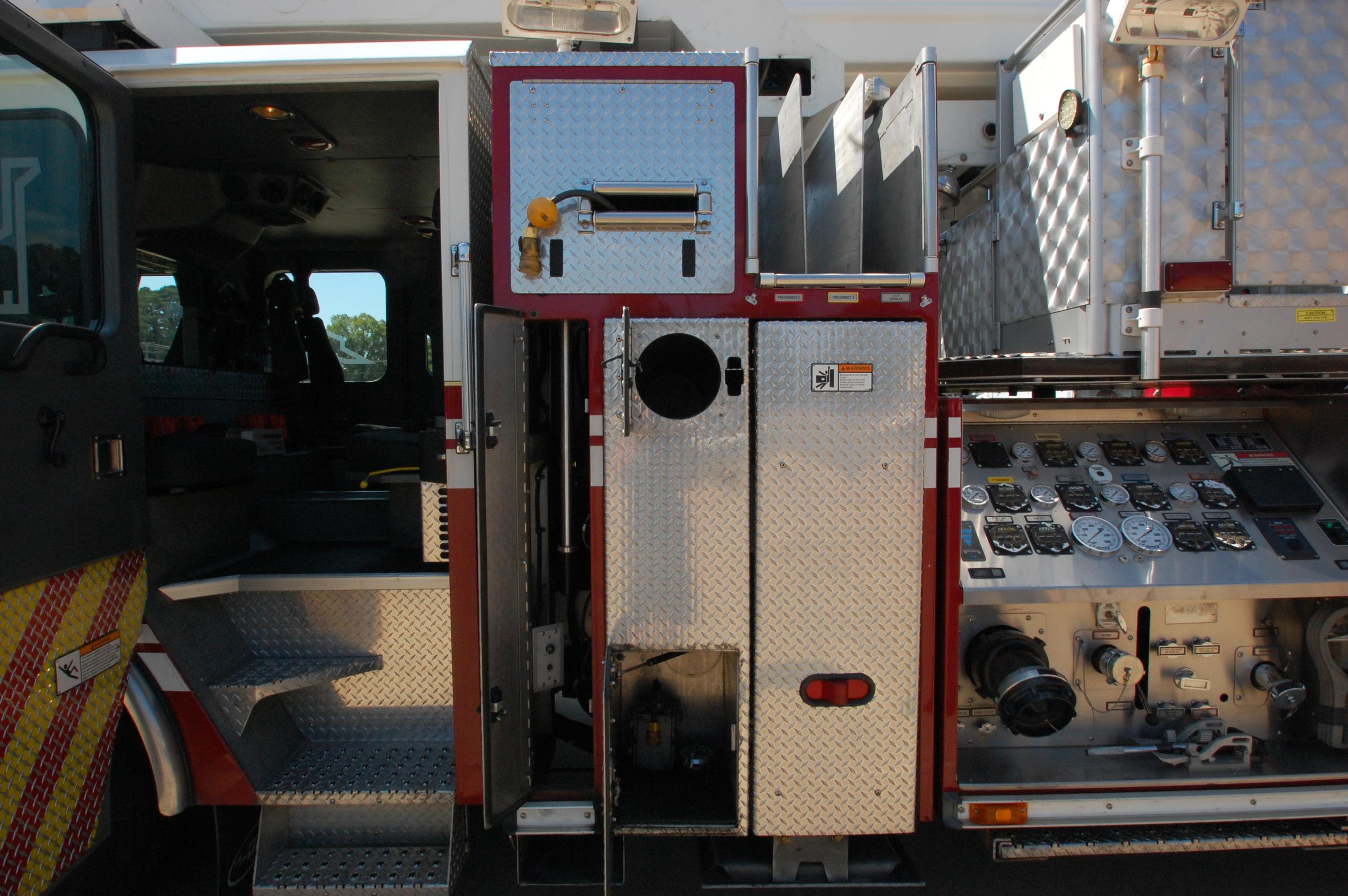 2006 E-One Bronto 100' Aerial - image 20