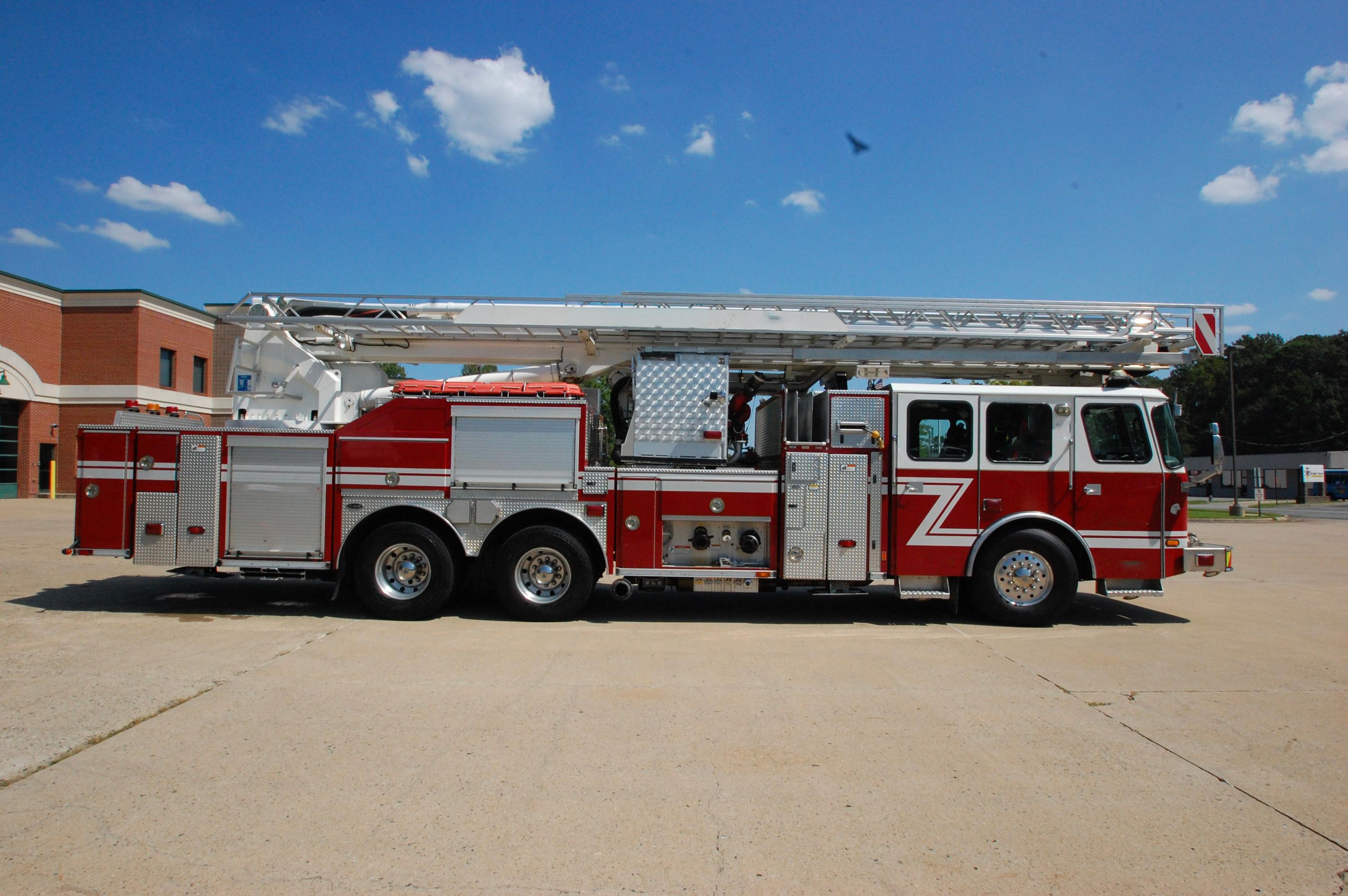 2006 E-One Bronto 100' Aerial - image 3