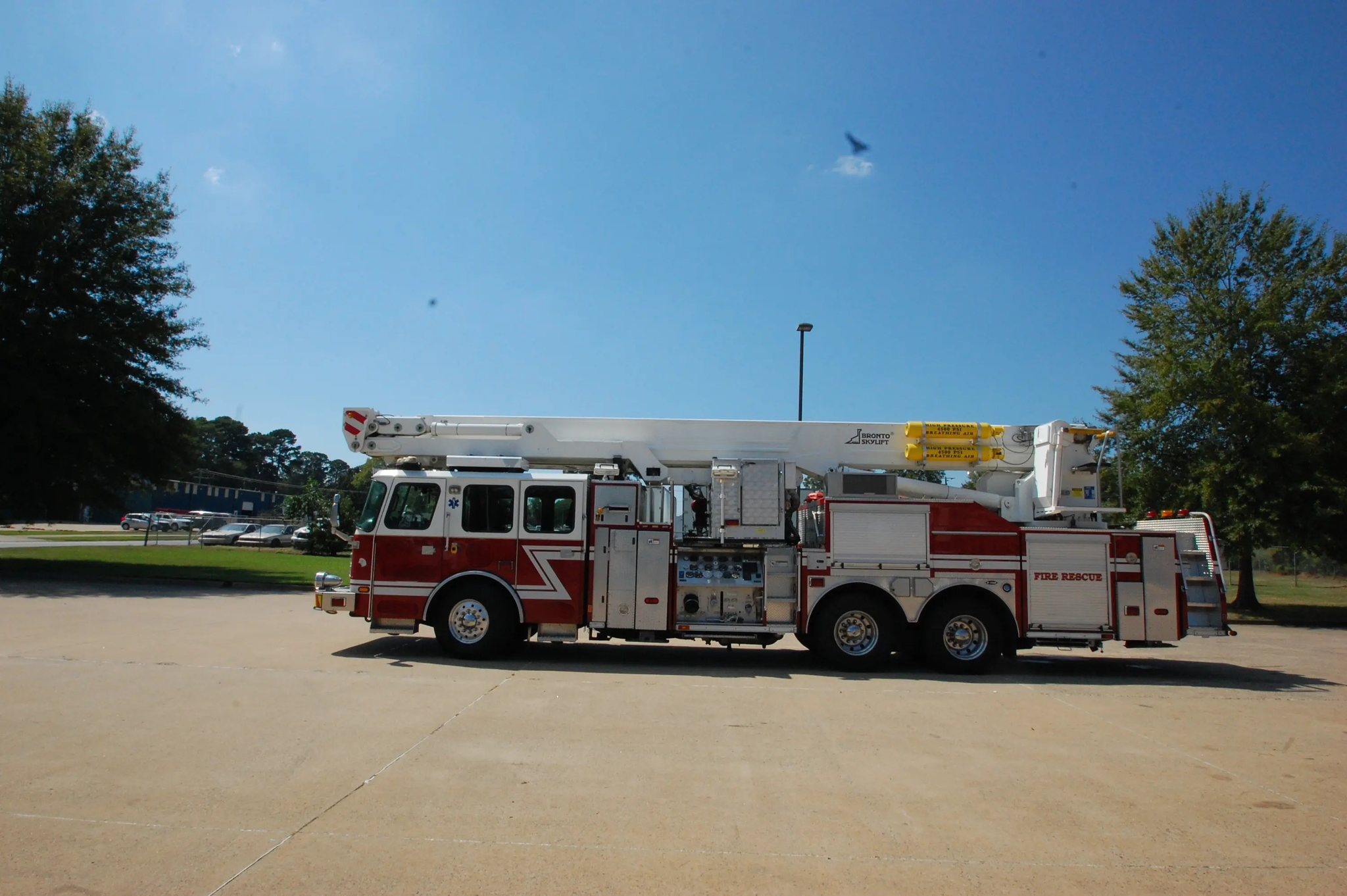2006 E-One Bronto 100' Aerial - image 5