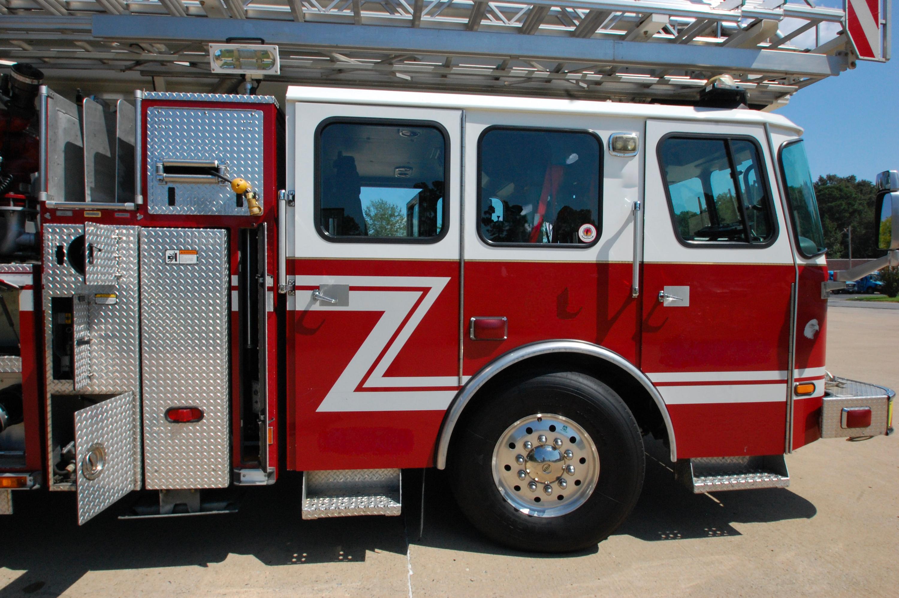 2006 E-One Bronto 100' Aerial - image 4