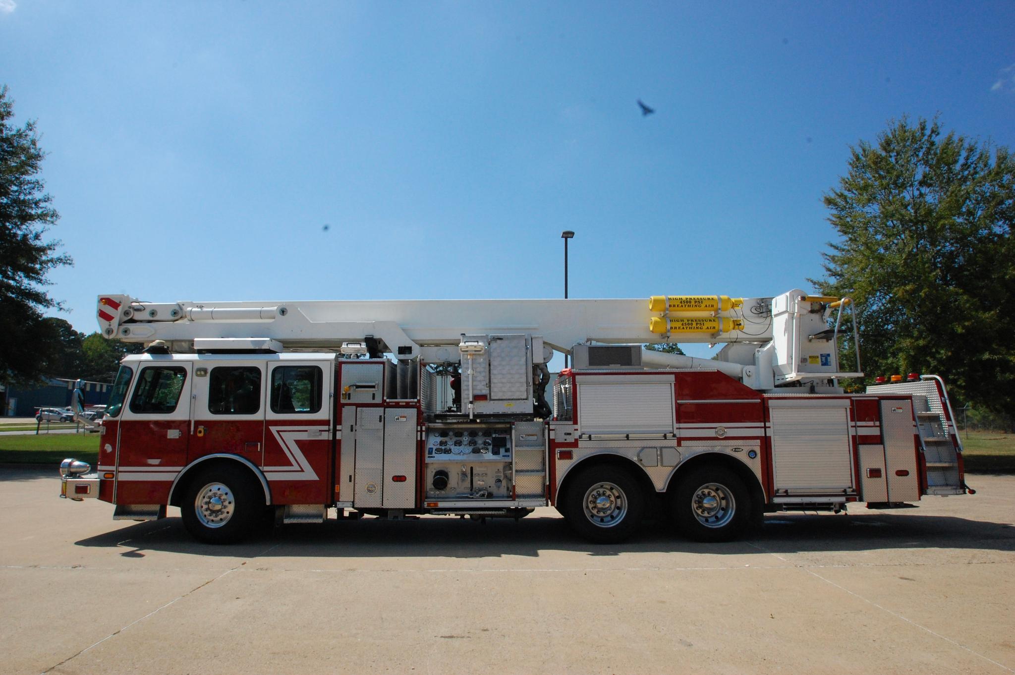 2006 E-One Bronto 100' Aerial - image 1