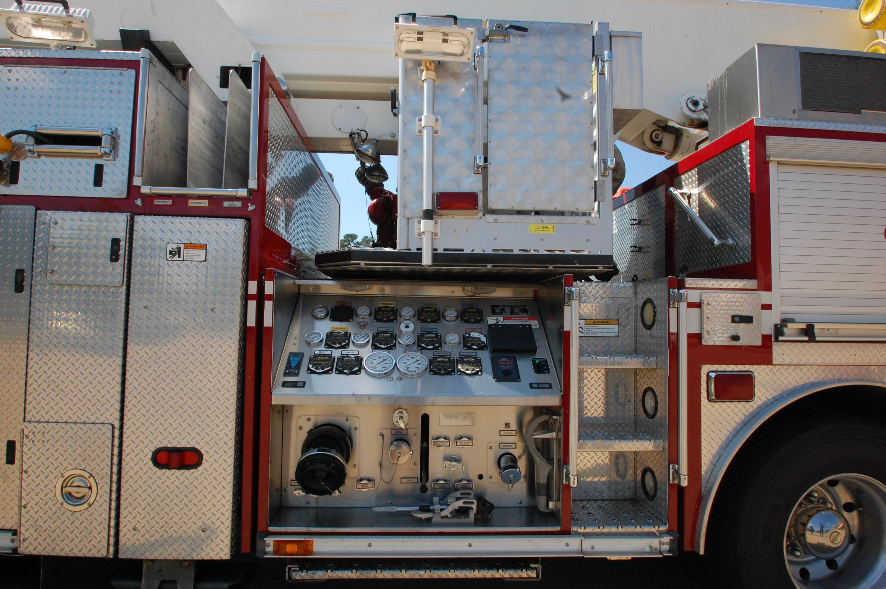 2006 E-One Bronto 100' Aerial - image 21