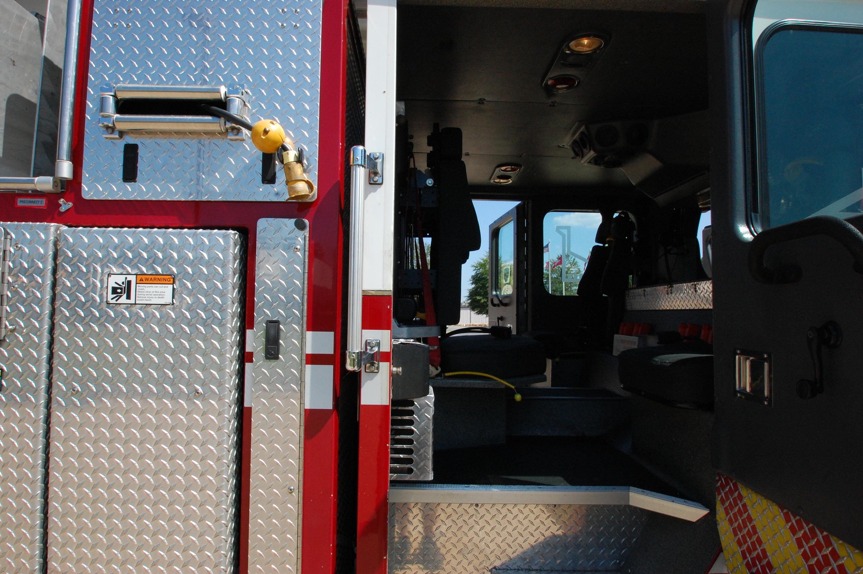 2006 E-One Bronto 100' Aerial - image 10
