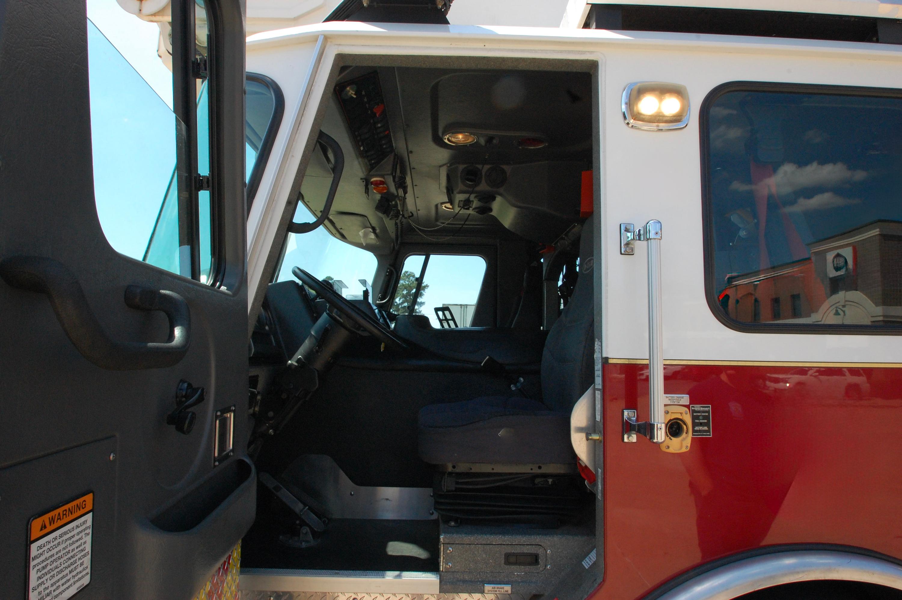 2006 E-One Bronto 100' Aerial - image 13