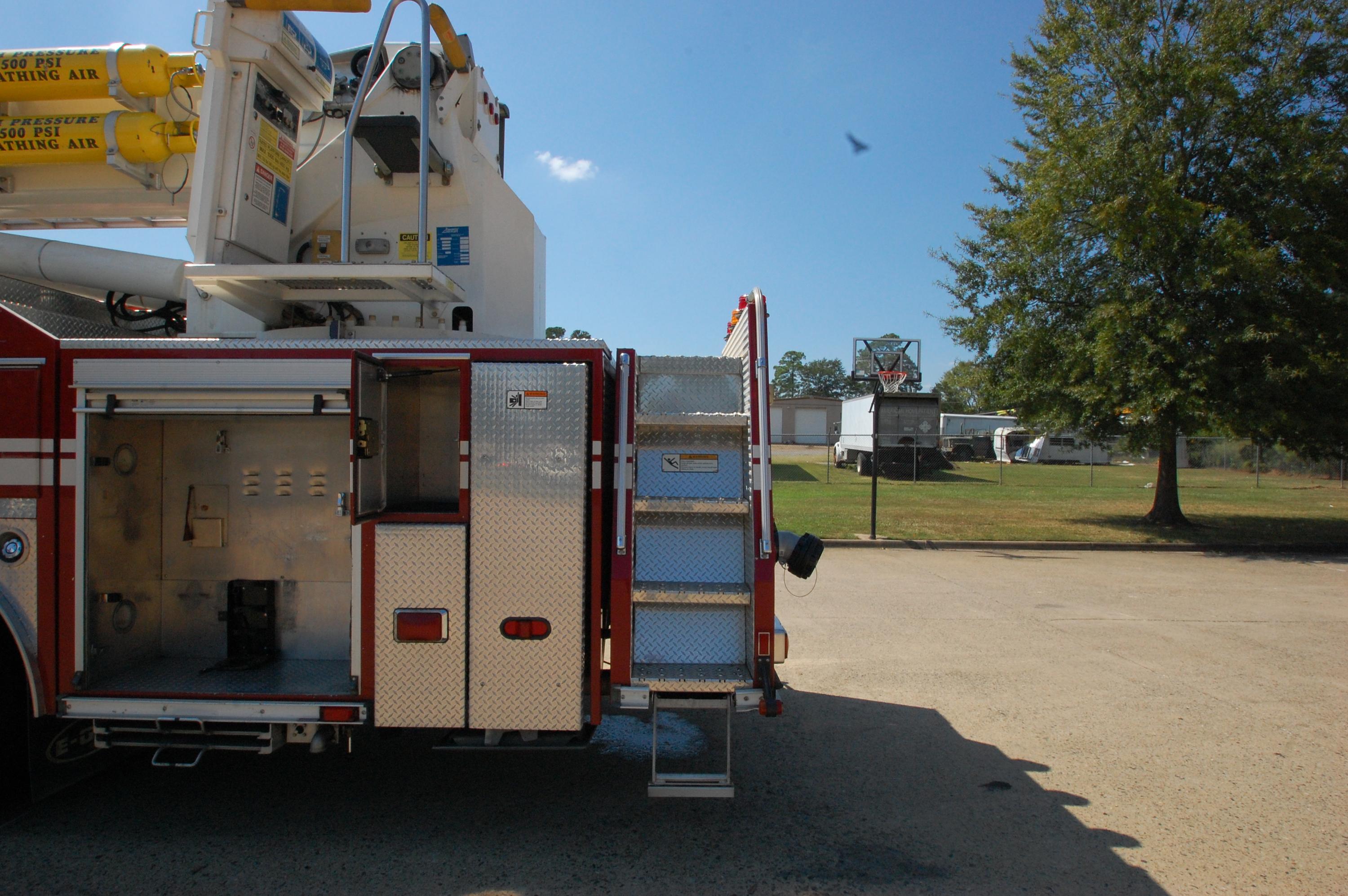 2006 E-One Bronto 100' Aerial - image 7
