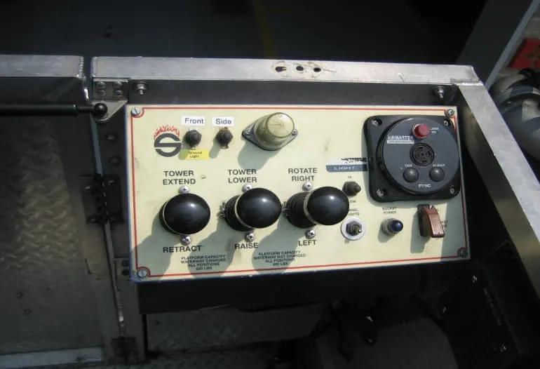 2001 SUTPHEN 75' TOWER 1500/500 - image 21