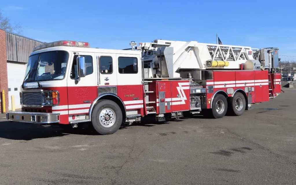 2004 American LaFrance 100' Tower 2000/300