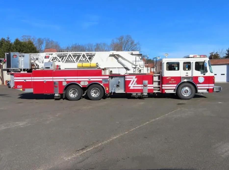 2004 American LaFrance 100' Tower 2000/300 - image 2